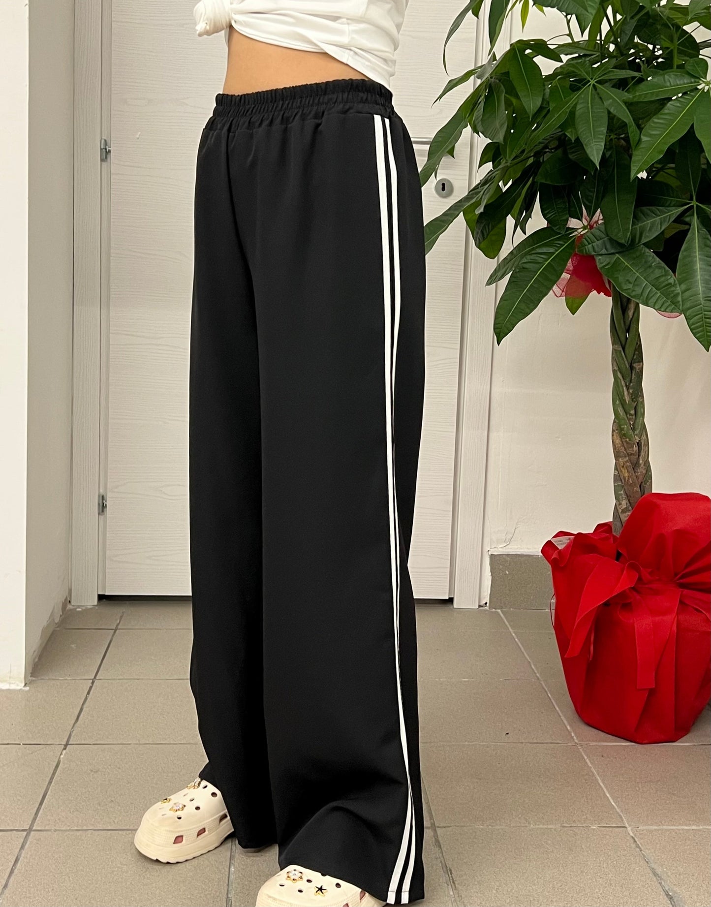 Pantalone tuta wide leg con strisce laterali FGD MODA