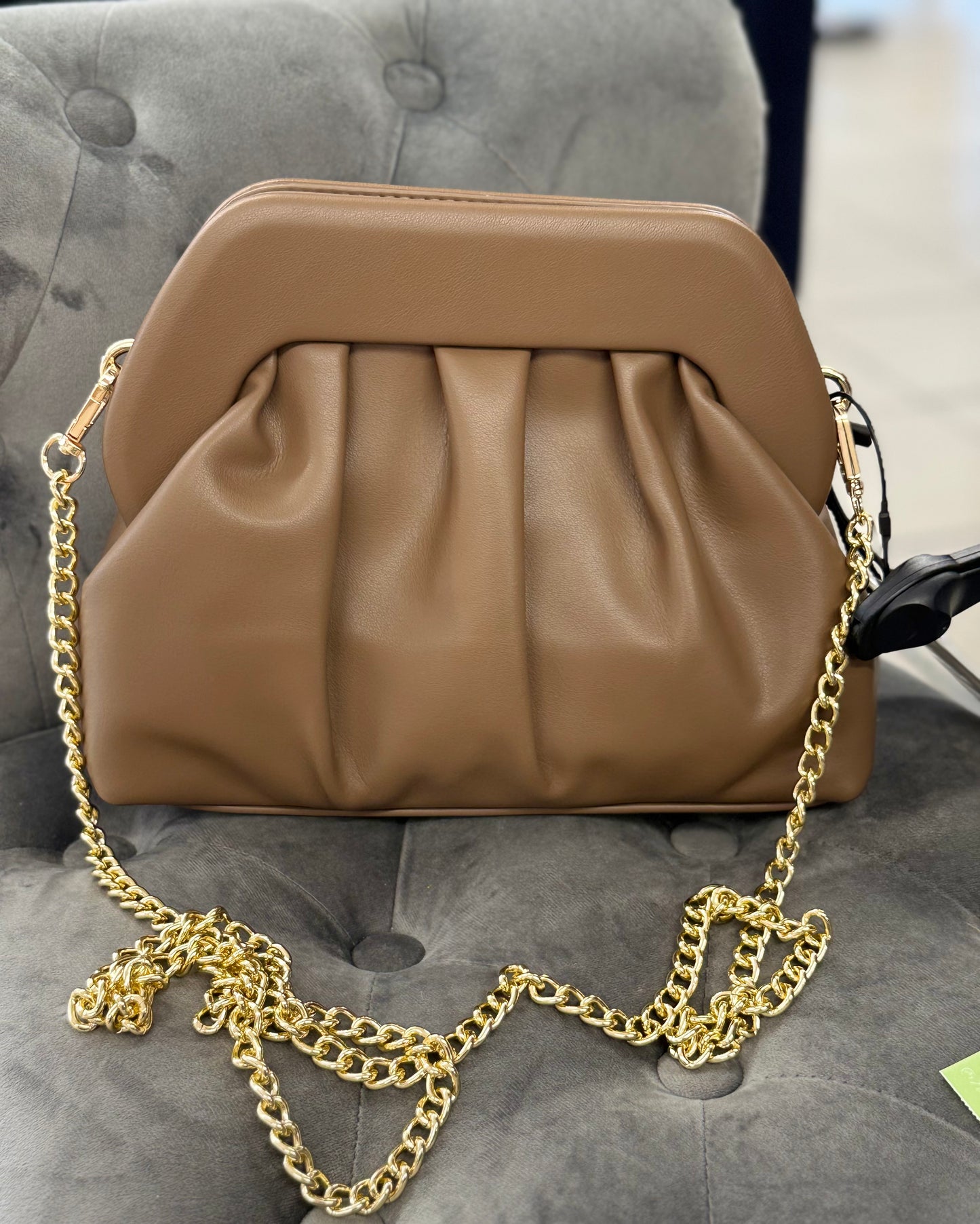 Borsa clutch con tracolla a catena