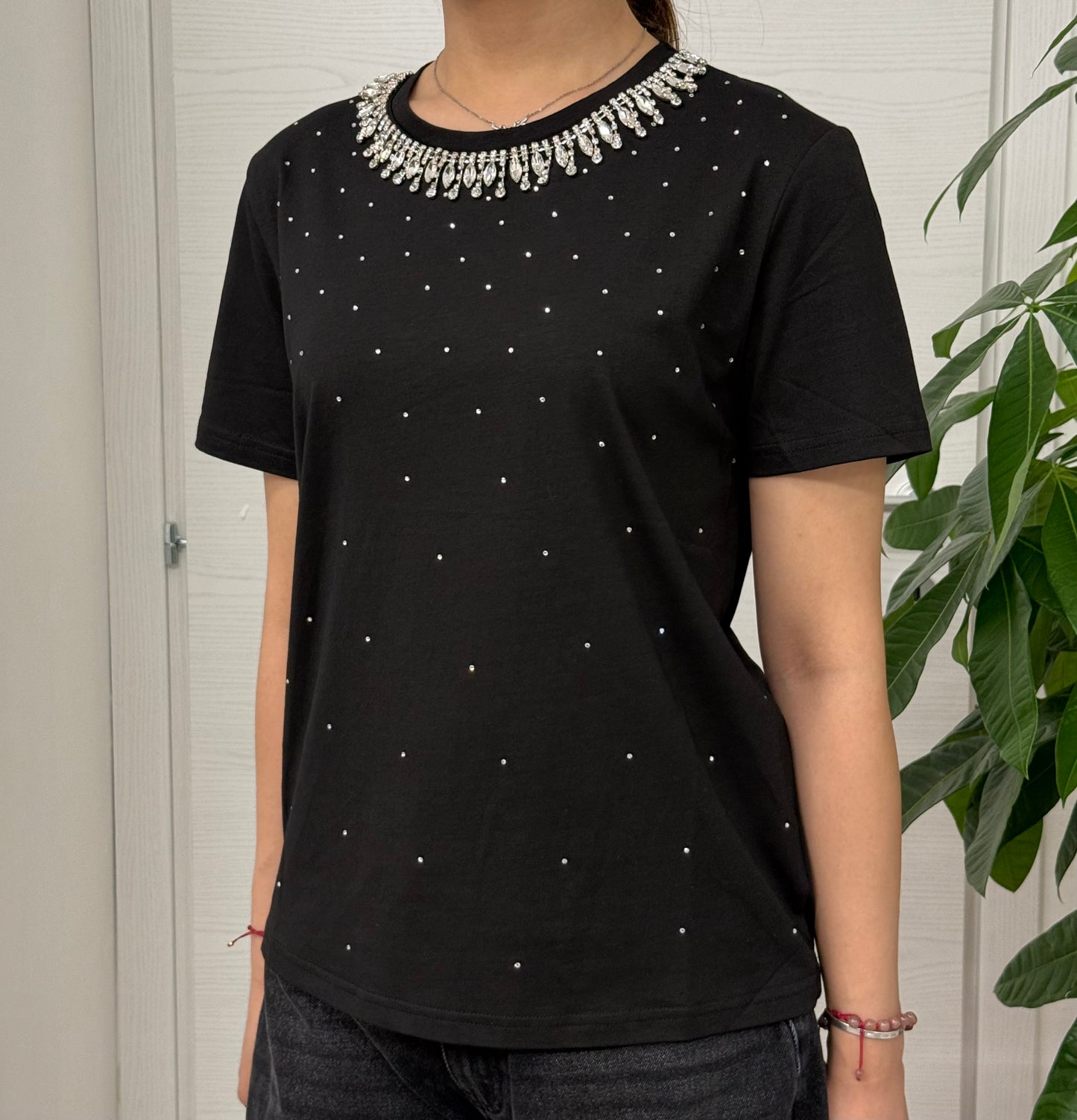 T-shirt brillantinato con colletto con pietre