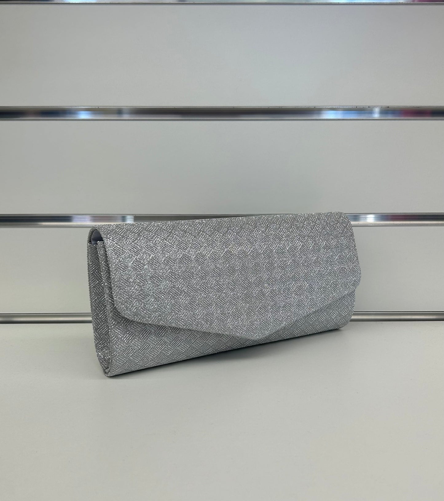 Pochette brillantanata con chiusura a bottone e tracolla FGD MODA