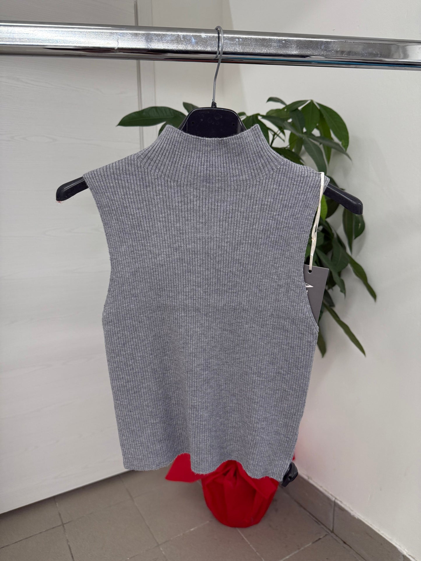 Top smanicato con collo a lupetto FGD MODA