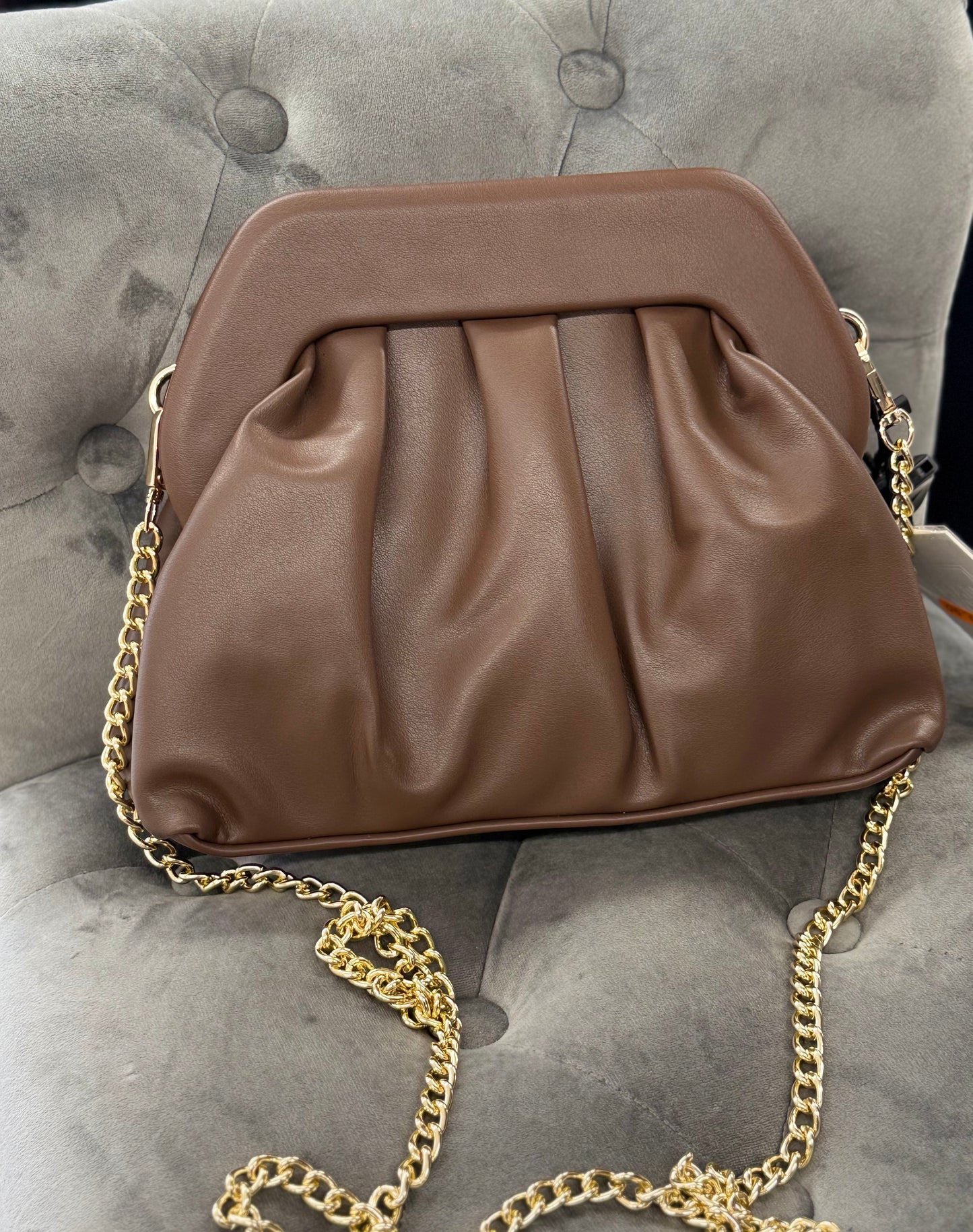 Borsa clutch con tracolla a catena