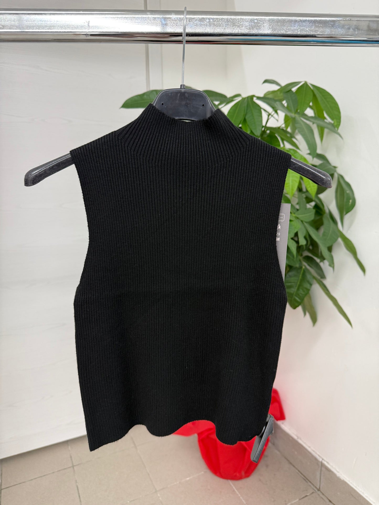 Top smanicato con collo a lupetto FGD MODA