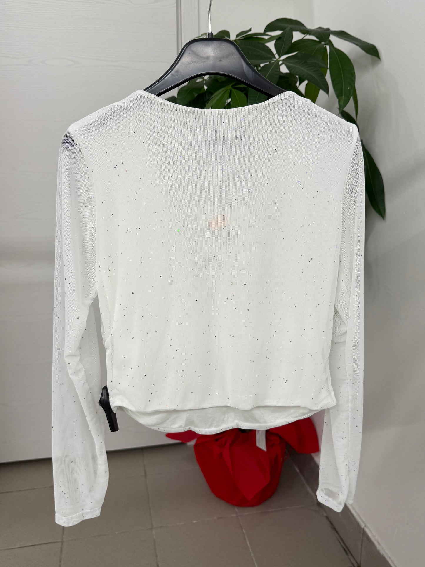 Maglietta con maniche semitrasparenti con gioiello sullo scollo