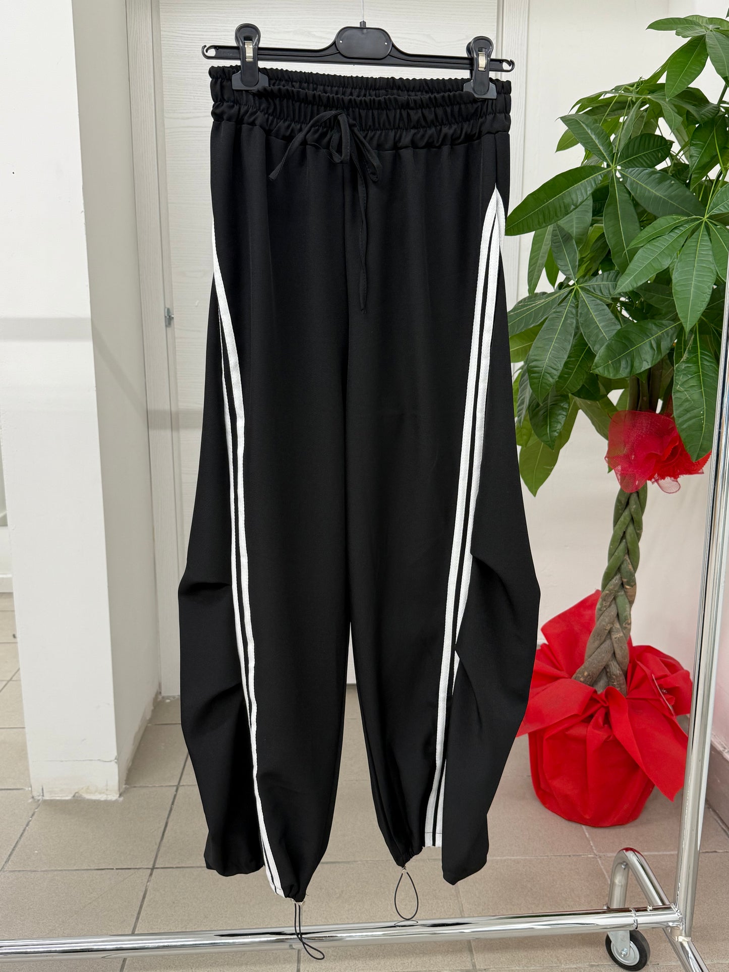 Pantaloni tuta arricciati con strisce laterali e polsini FGD MODA