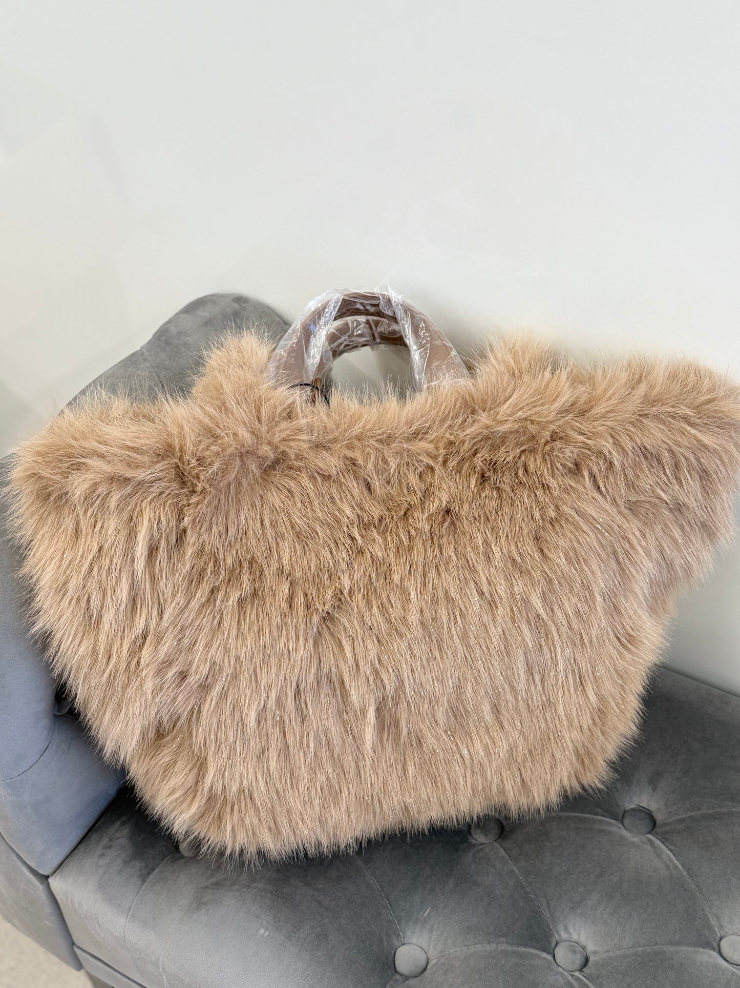 Borsa a spalla con pelliccia brillantinata con doppio manico