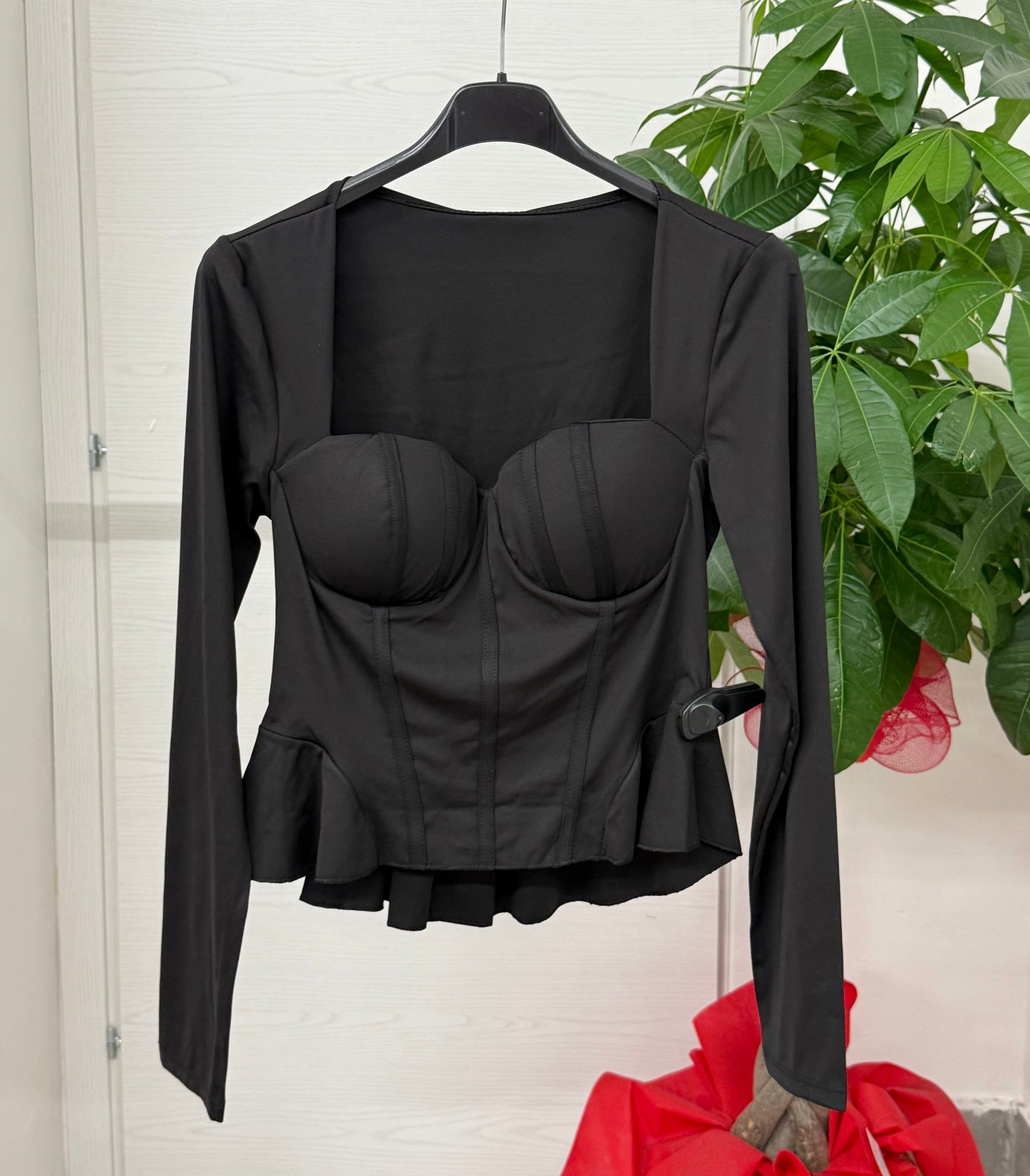 Top a maniche lunghe con volant sul bordo FGD MODA