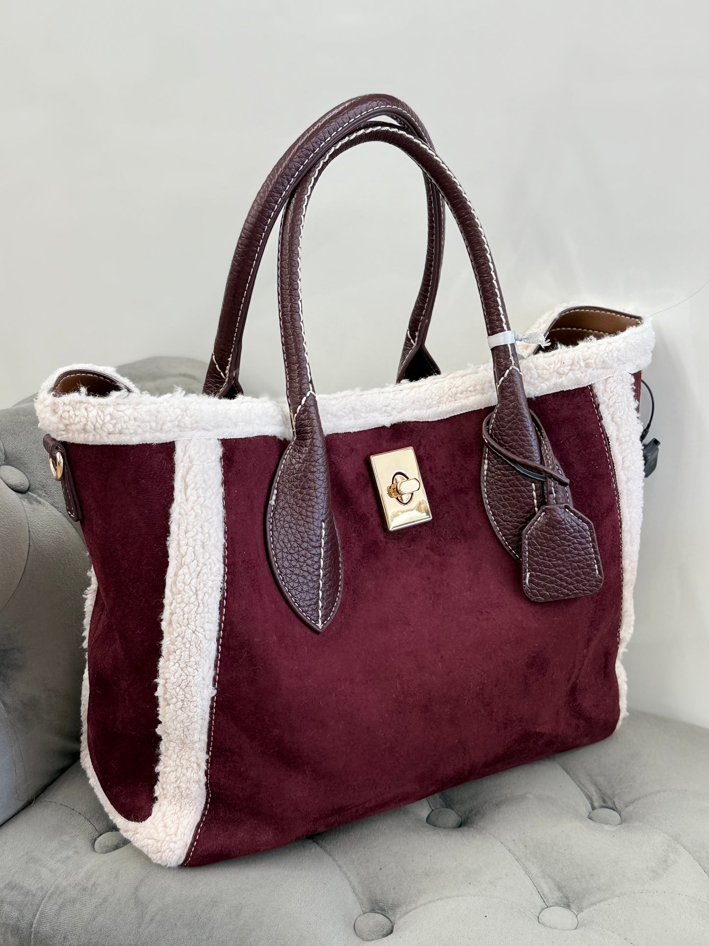 Borsa da spalla in camoscio con pelliccia con tracolla