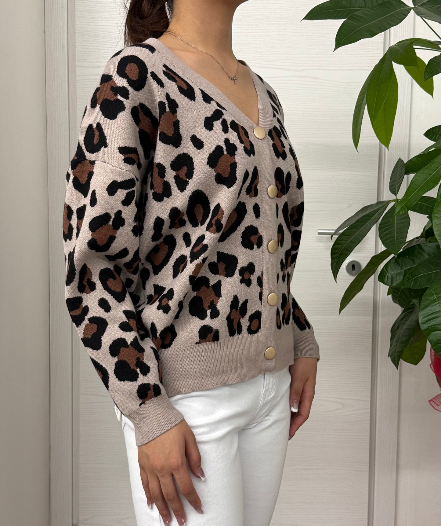 Cardigan leopardato con bottoni