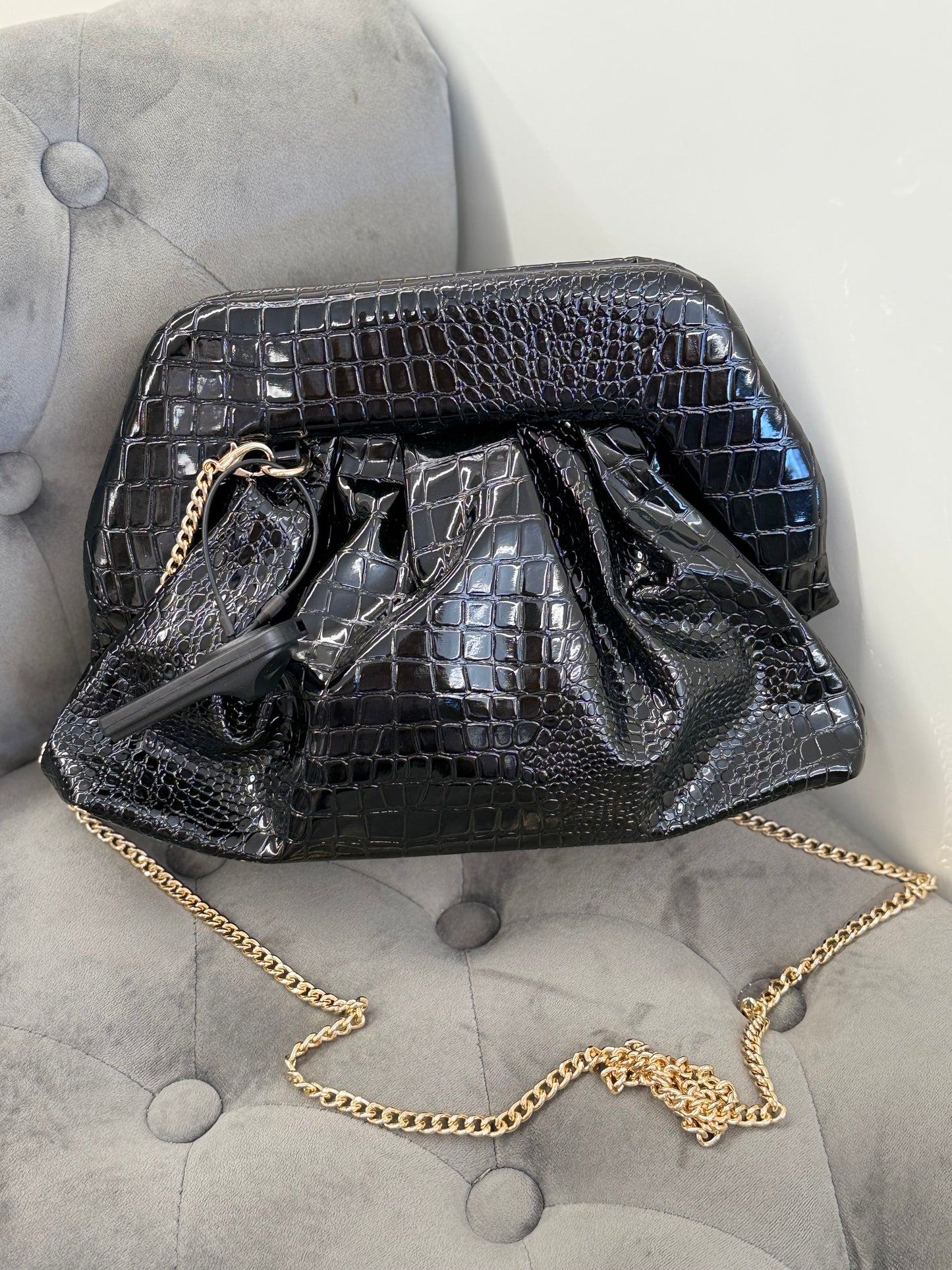 Borsa Clutch effetto coccodrillo con tracolla a catena