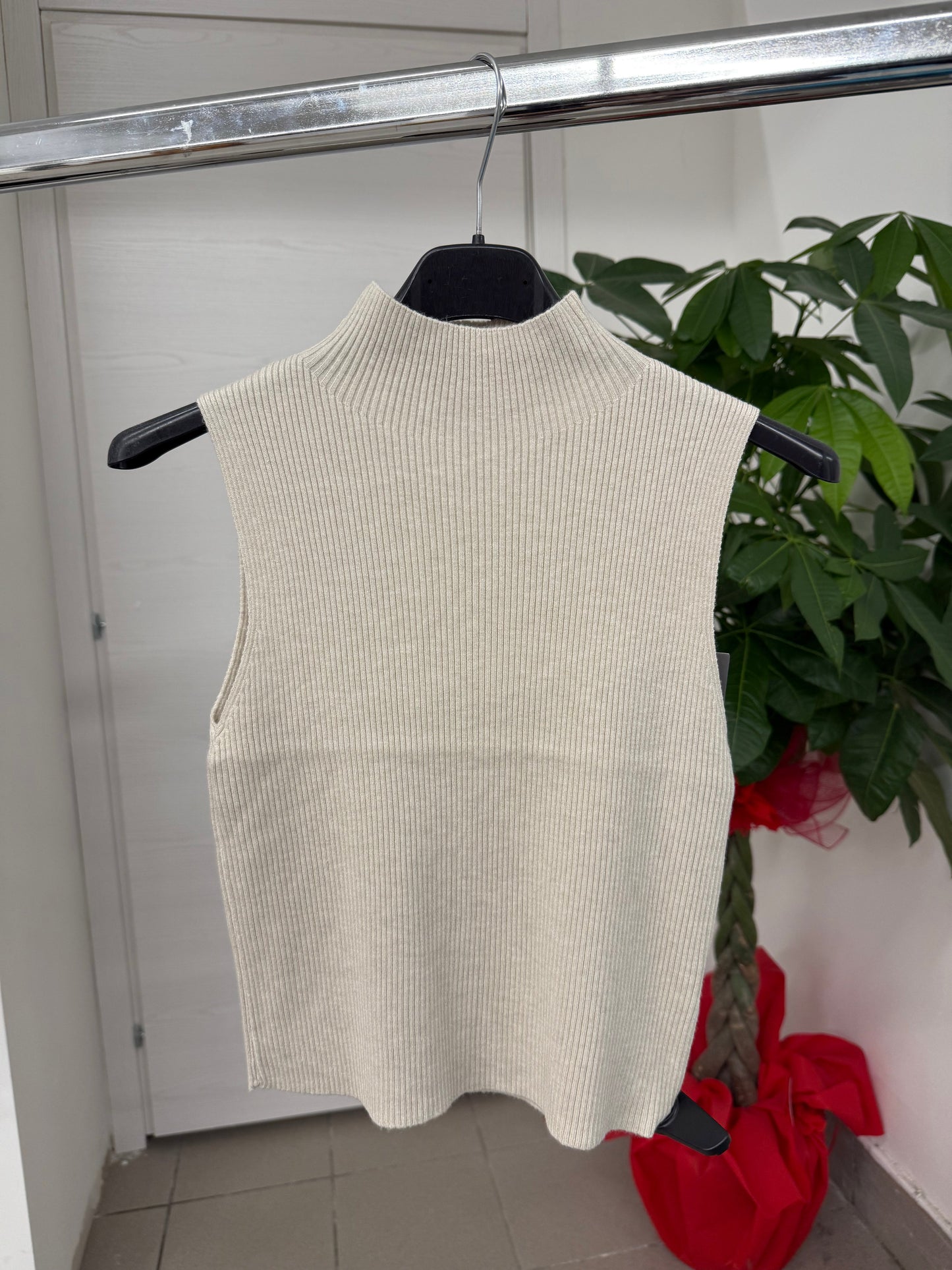 Top smanicato con collo a lupetto FGD MODA