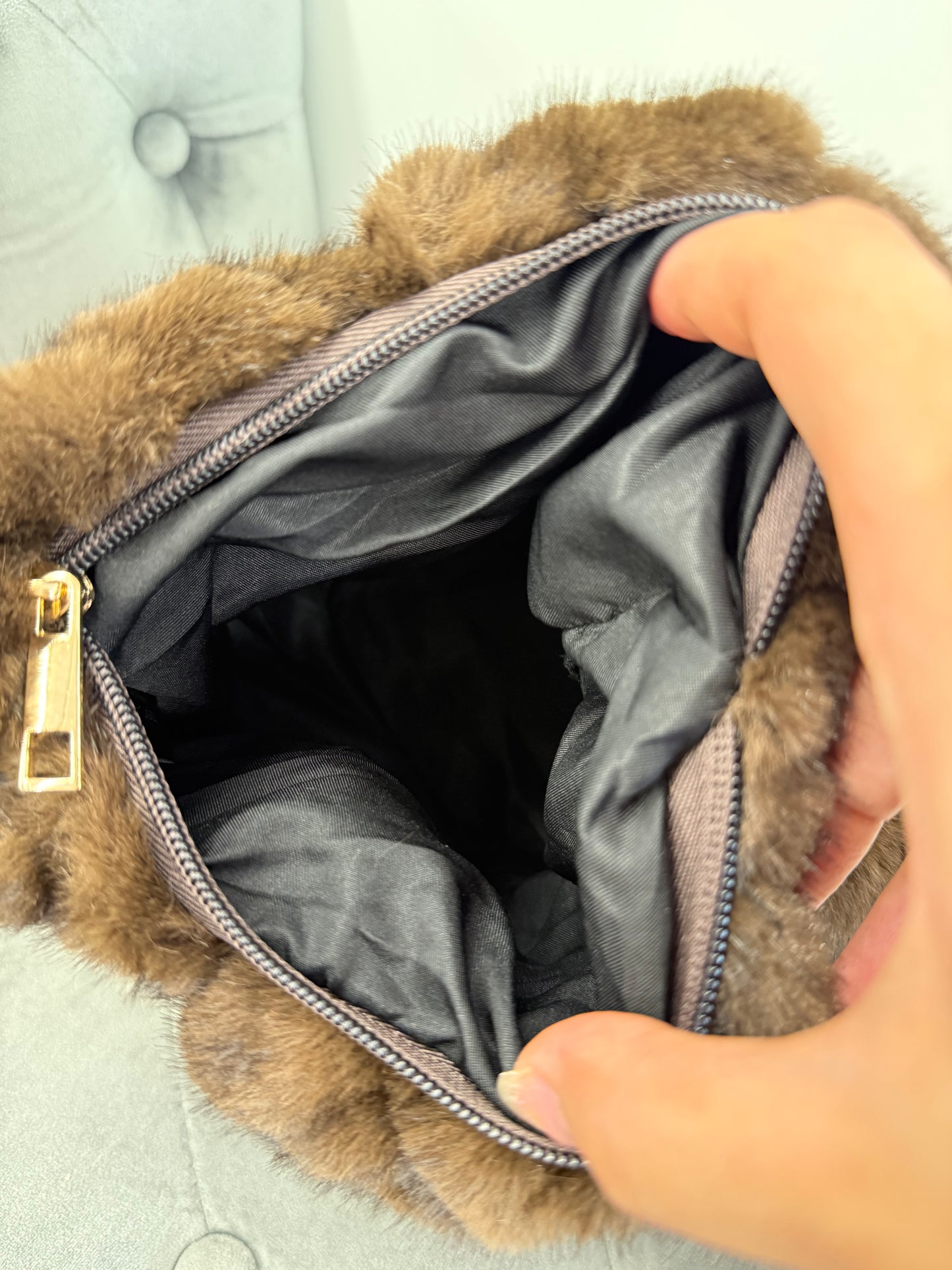 Borsa con pelliccia con manico a treccia e tracolla