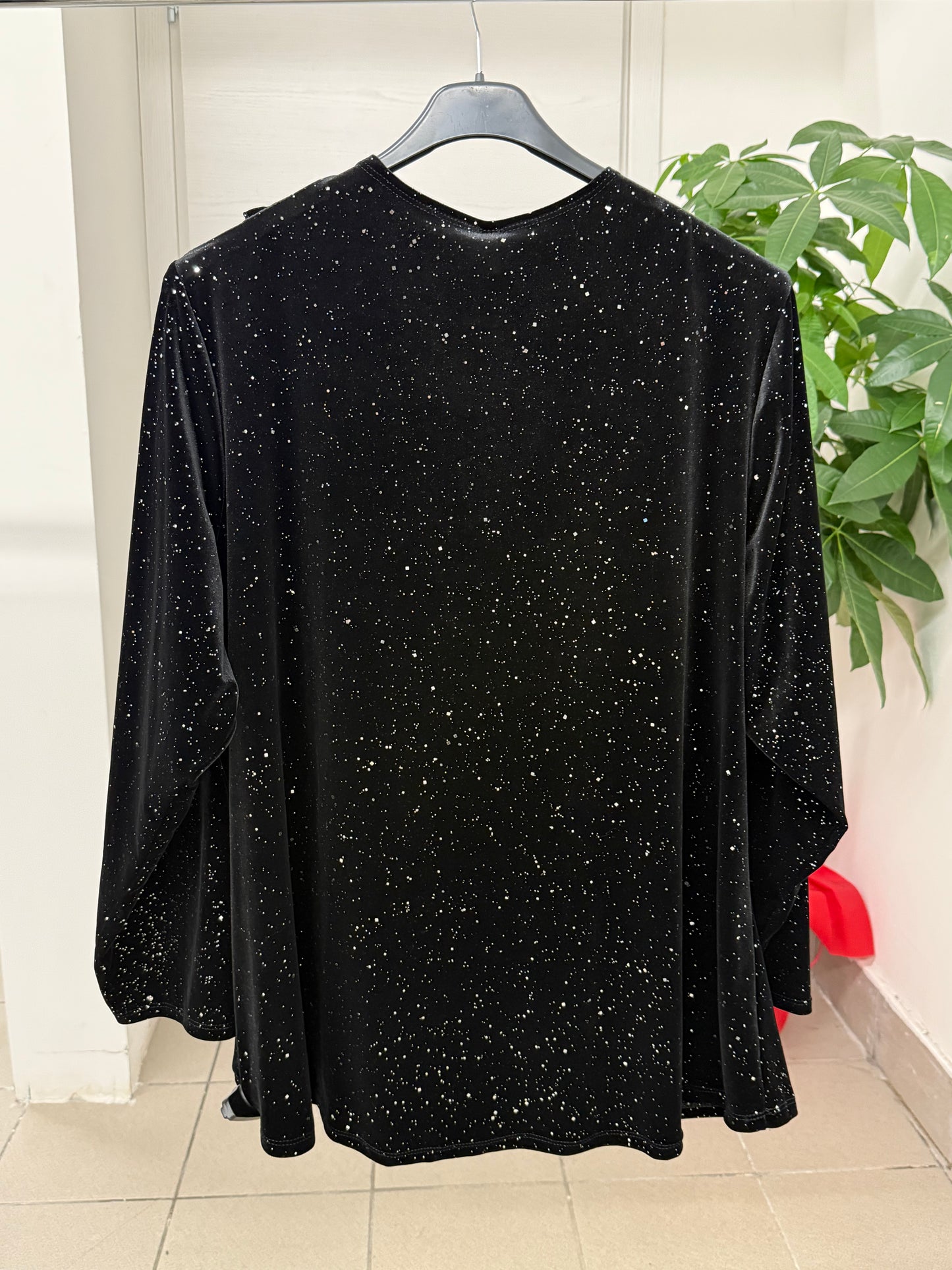 Maglietta in velluto con brillantini con rouches sullo scollo