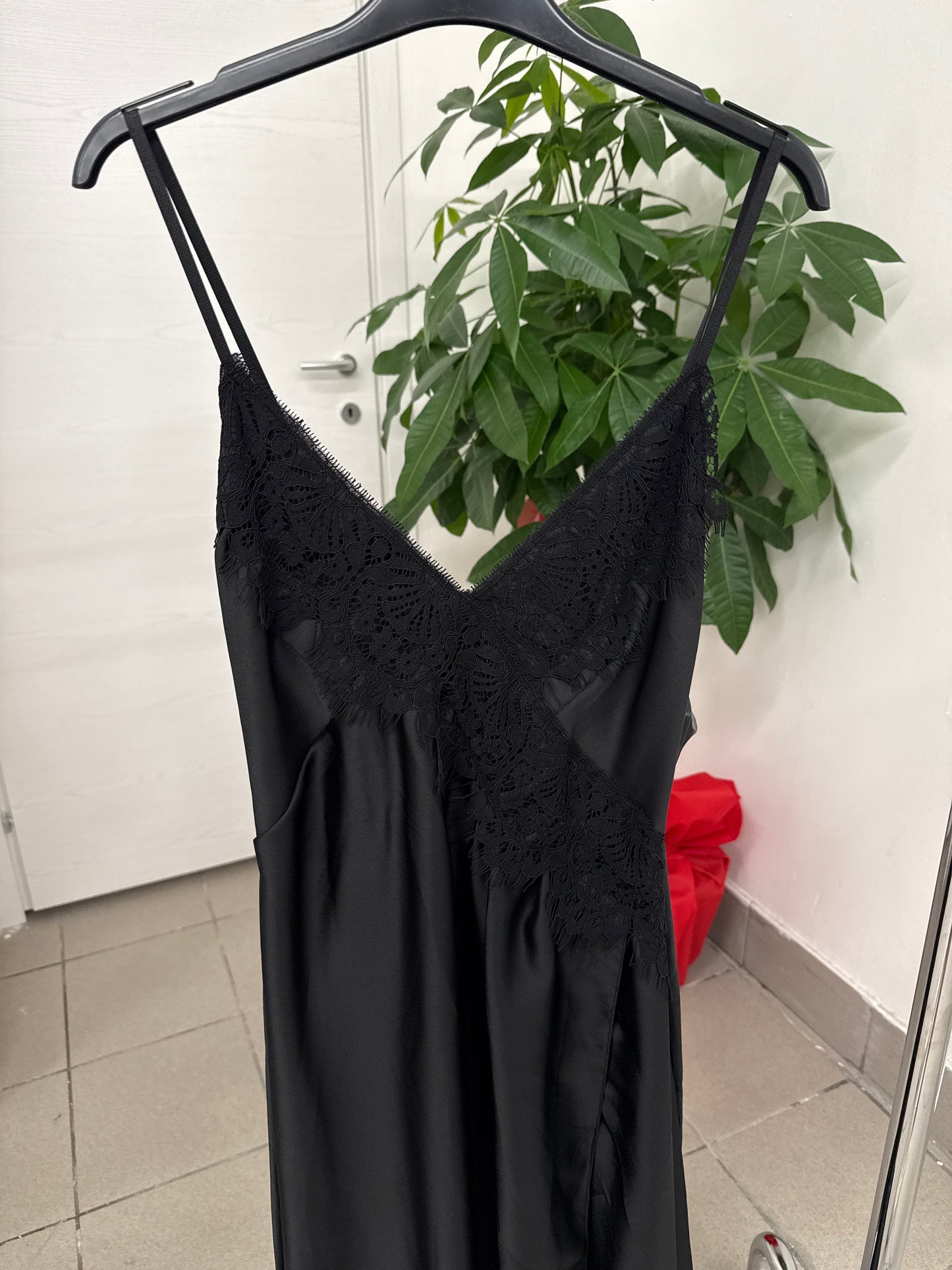 Abito lungo con pizzo e spacco sulla gamba FGD MODA