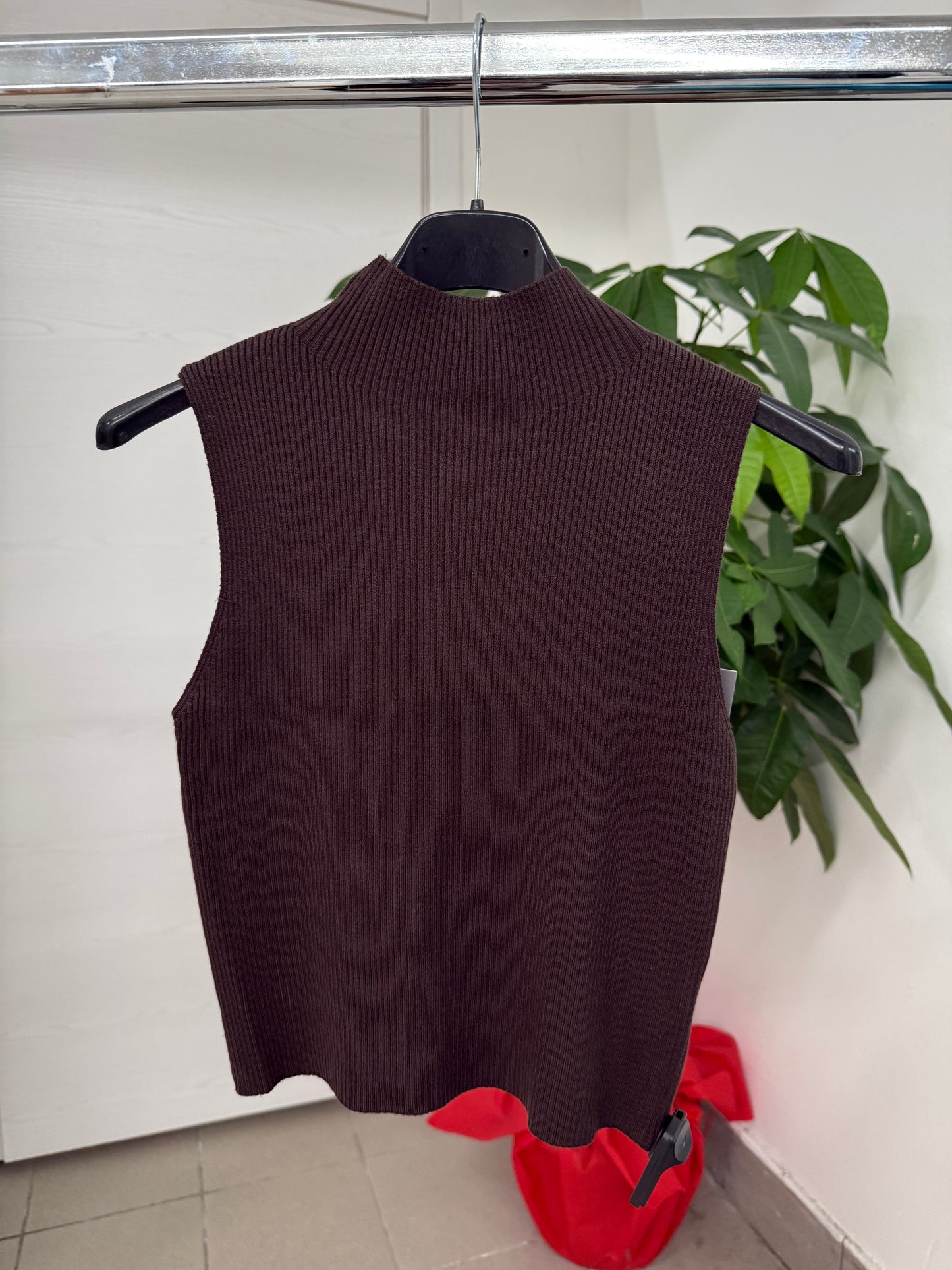 Top smanicato con collo a lupetto FGD MODA