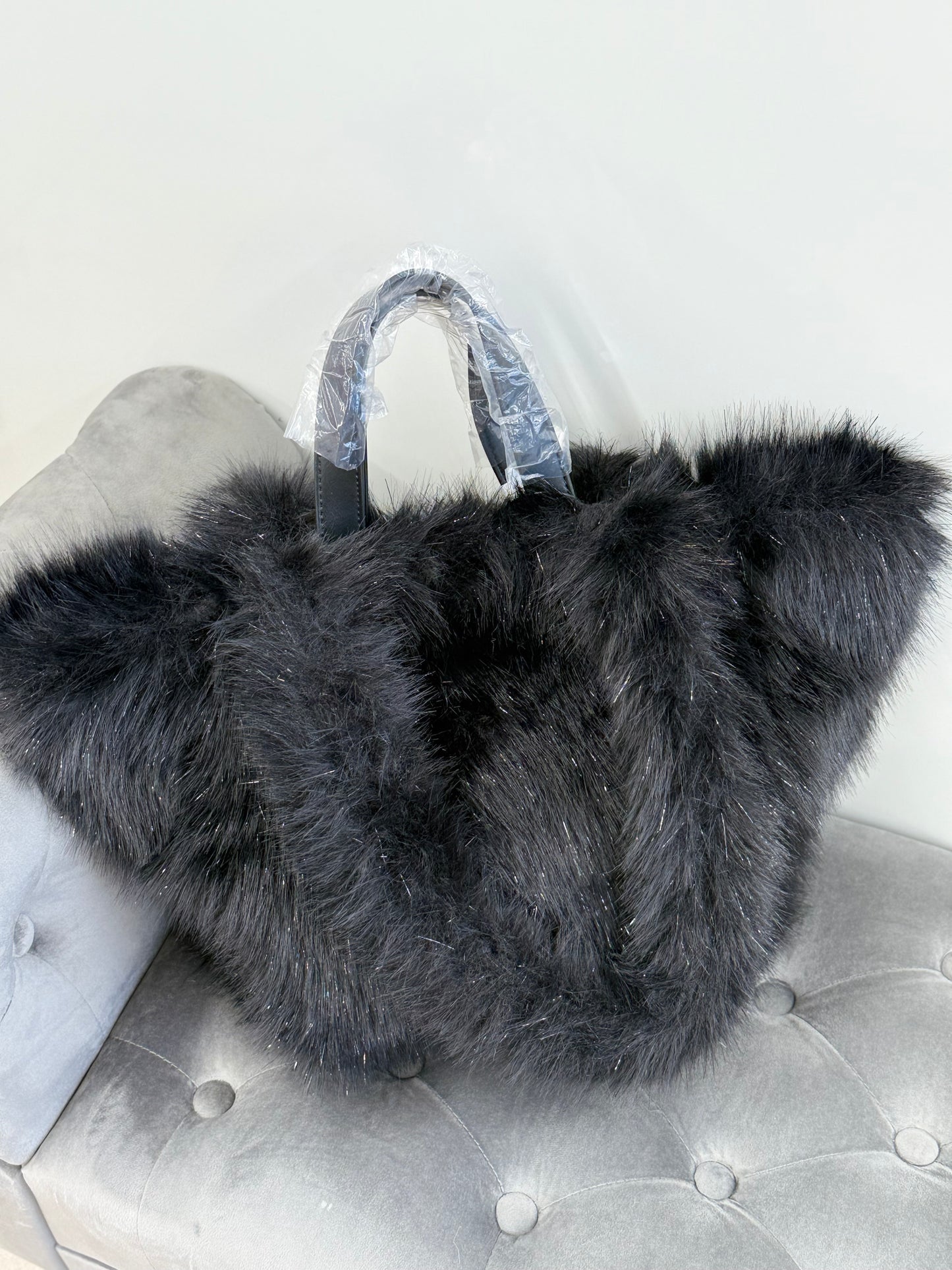 Borsa a spalla con pelliccia brillantinata con doppio manico