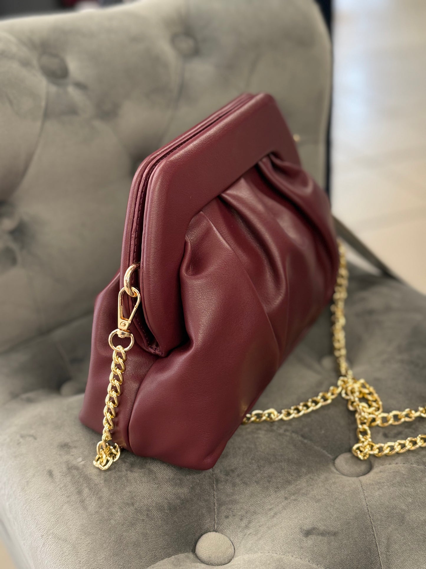 Borsa clutch con tracolla a catena