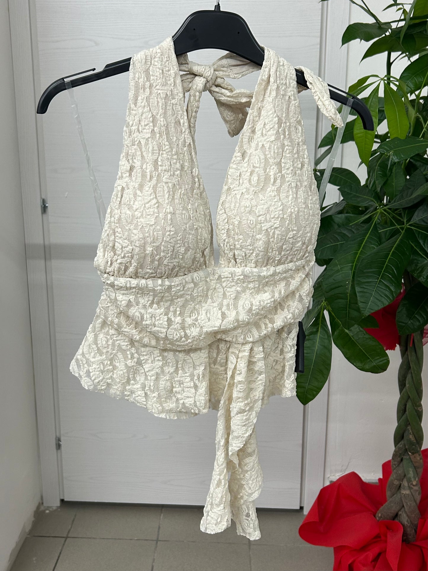 Top in pizzo con scollatura sul retro