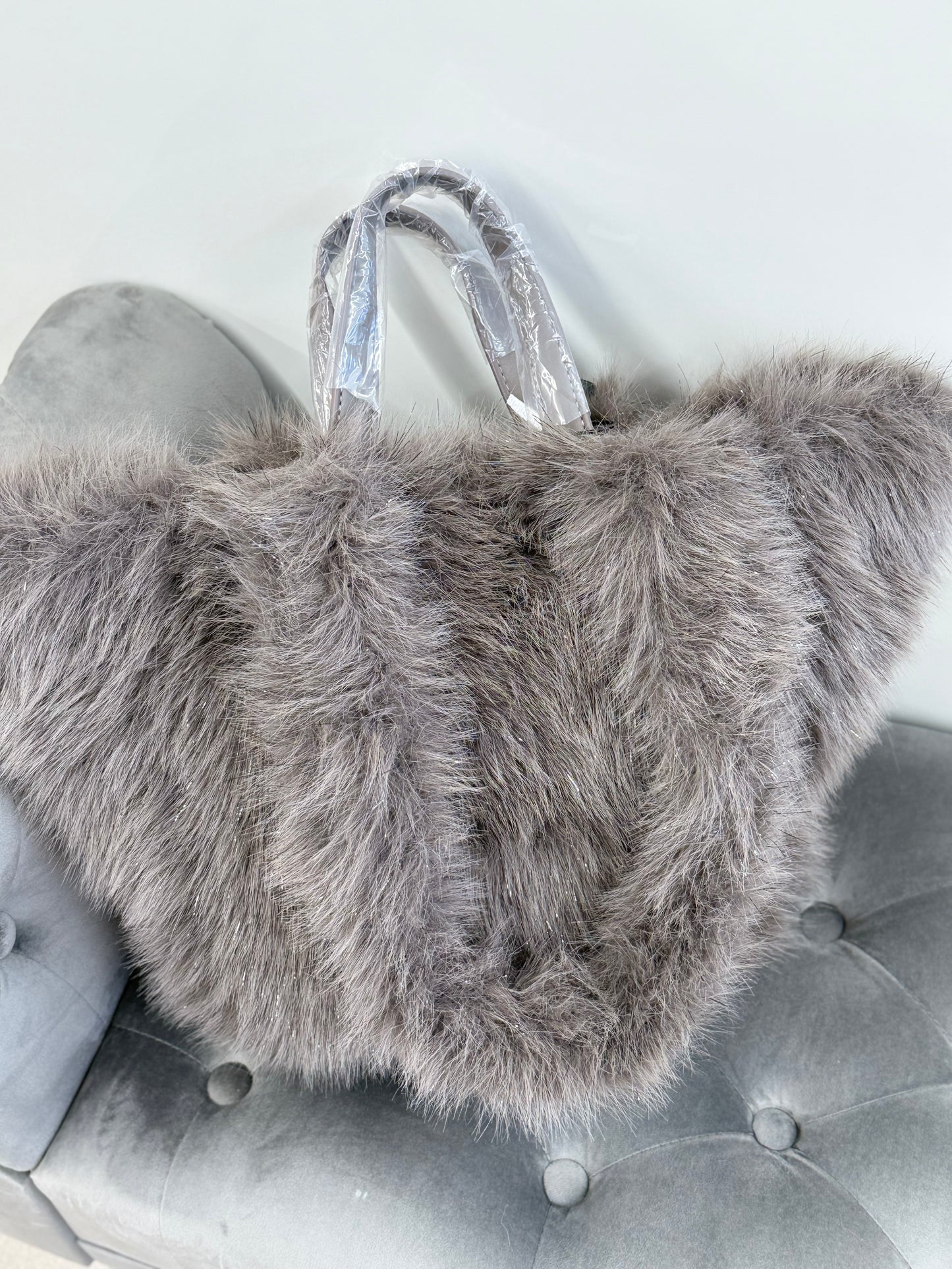 Borsa a spalla con pelliccia brillantinata con doppio manico
