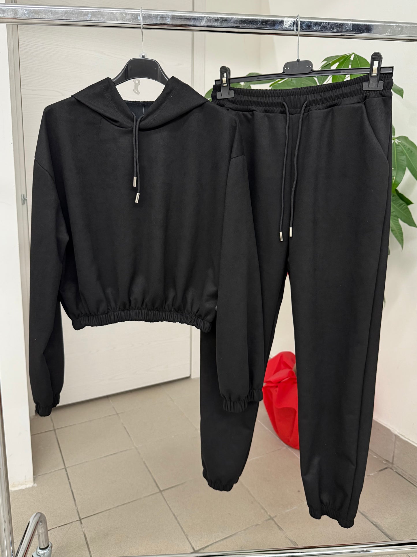 Set coordinato felpa e pantaloni in camoscio con polsini