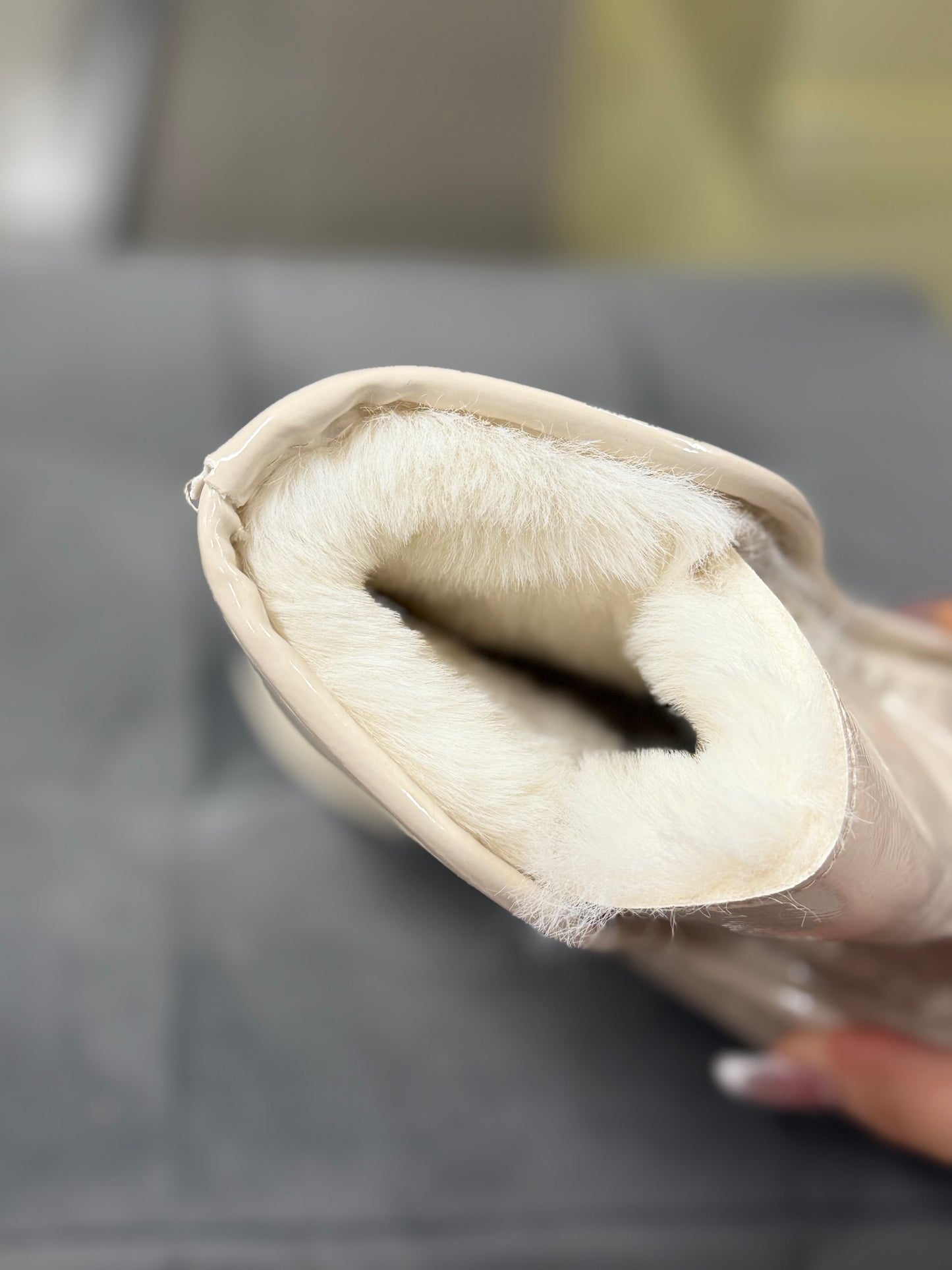 Stivaletti lucidi con pelliccia interna