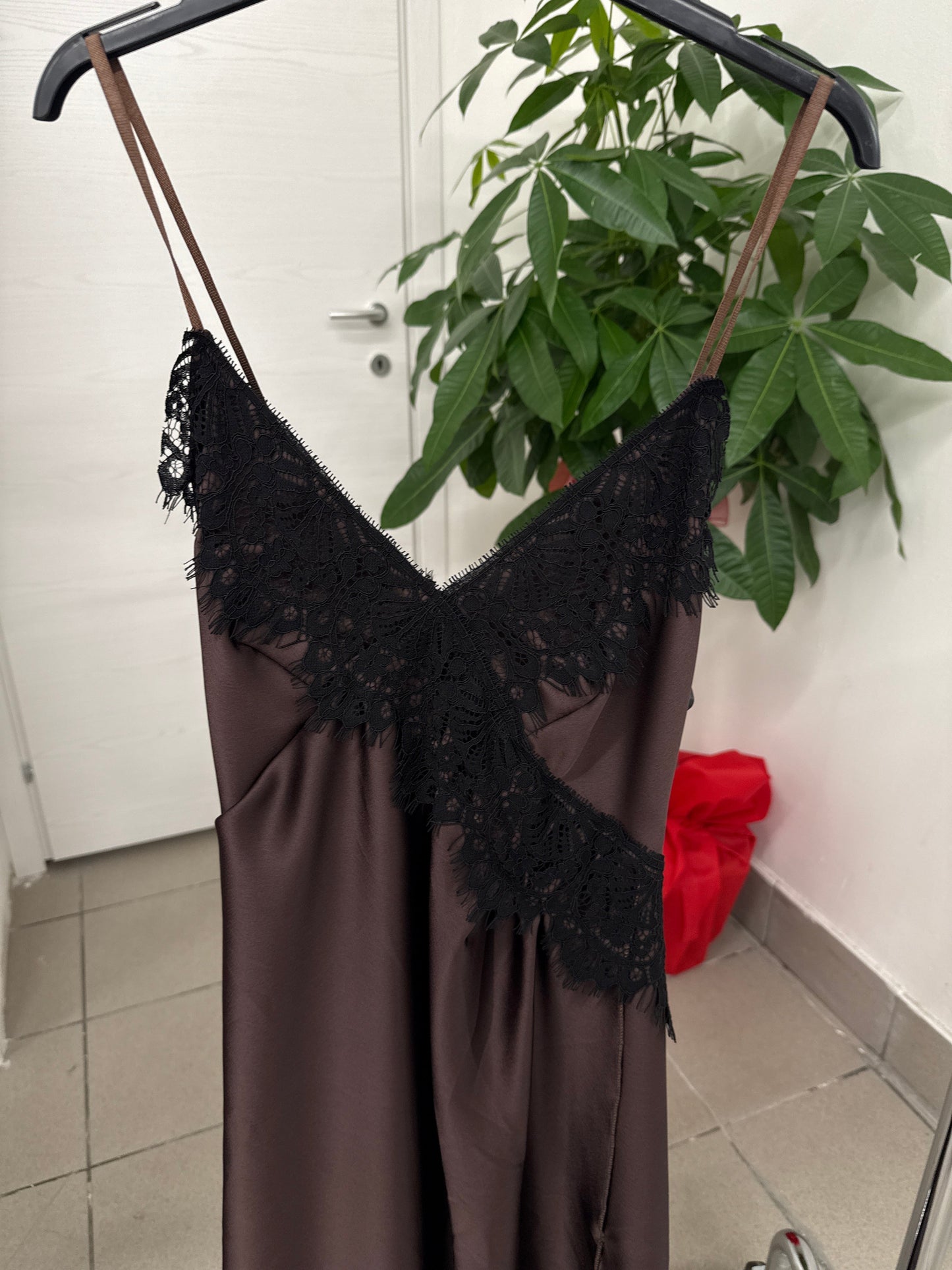 Abito lungo con pizzo e spacco sulla gamba FGD MODA