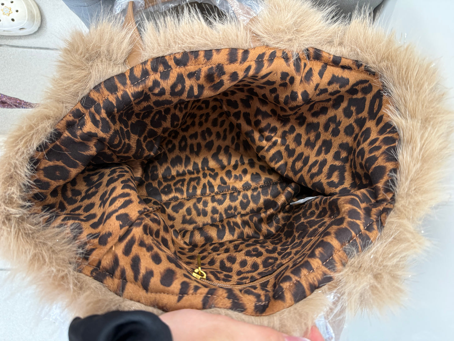Borsa a spalla con pelliccia brillantinata con doppio manico