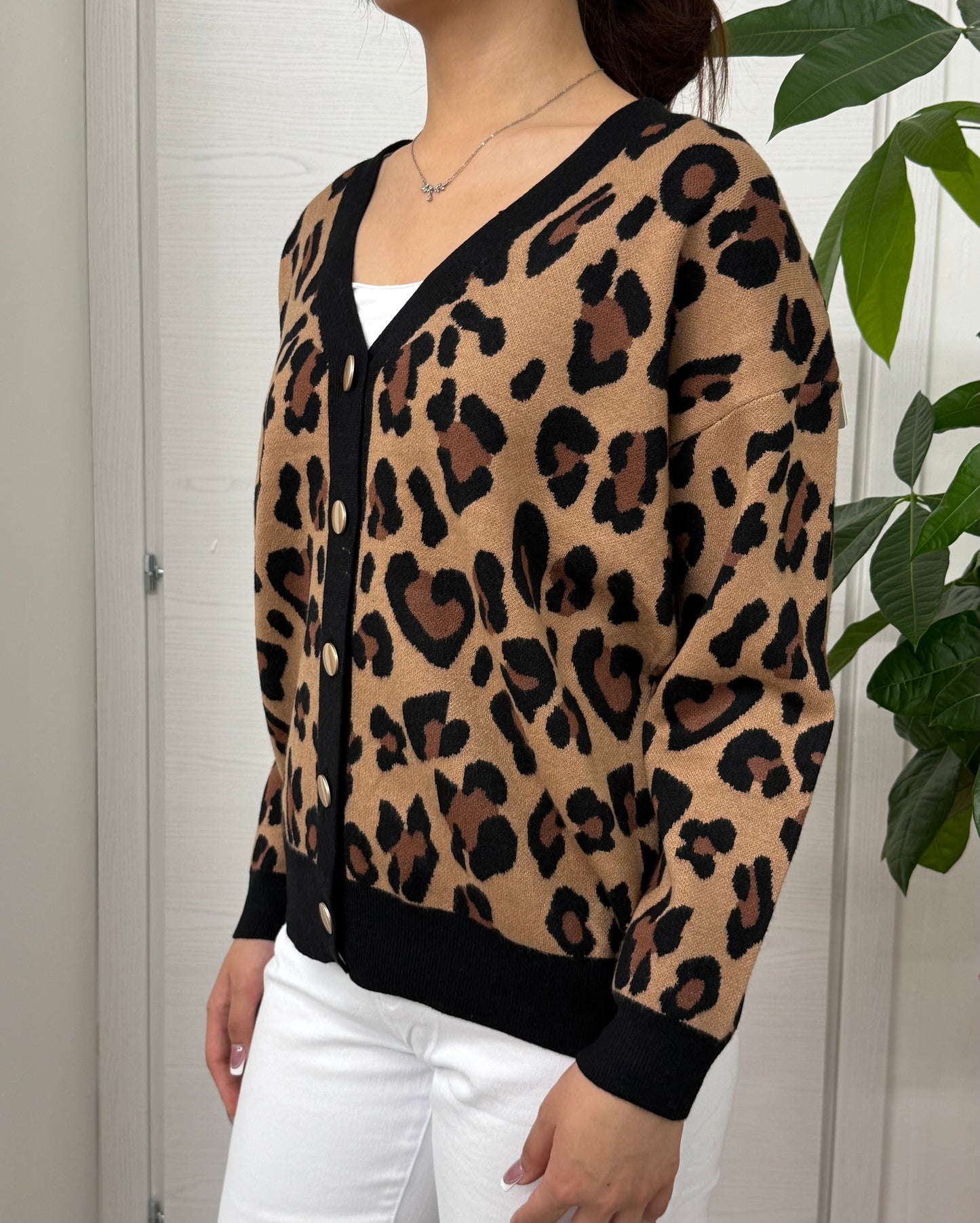 Cardigan leopardato con bottoni