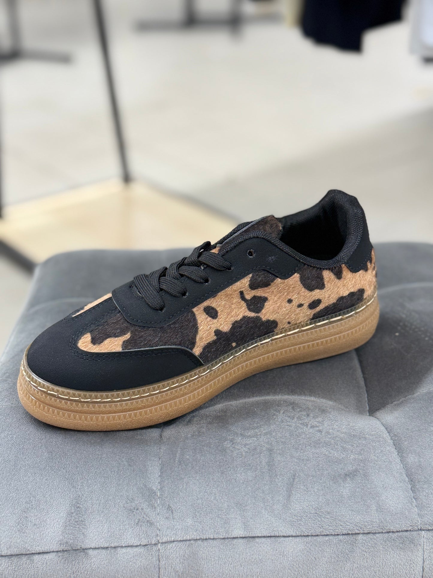 Sneakers con pelliccia maculata