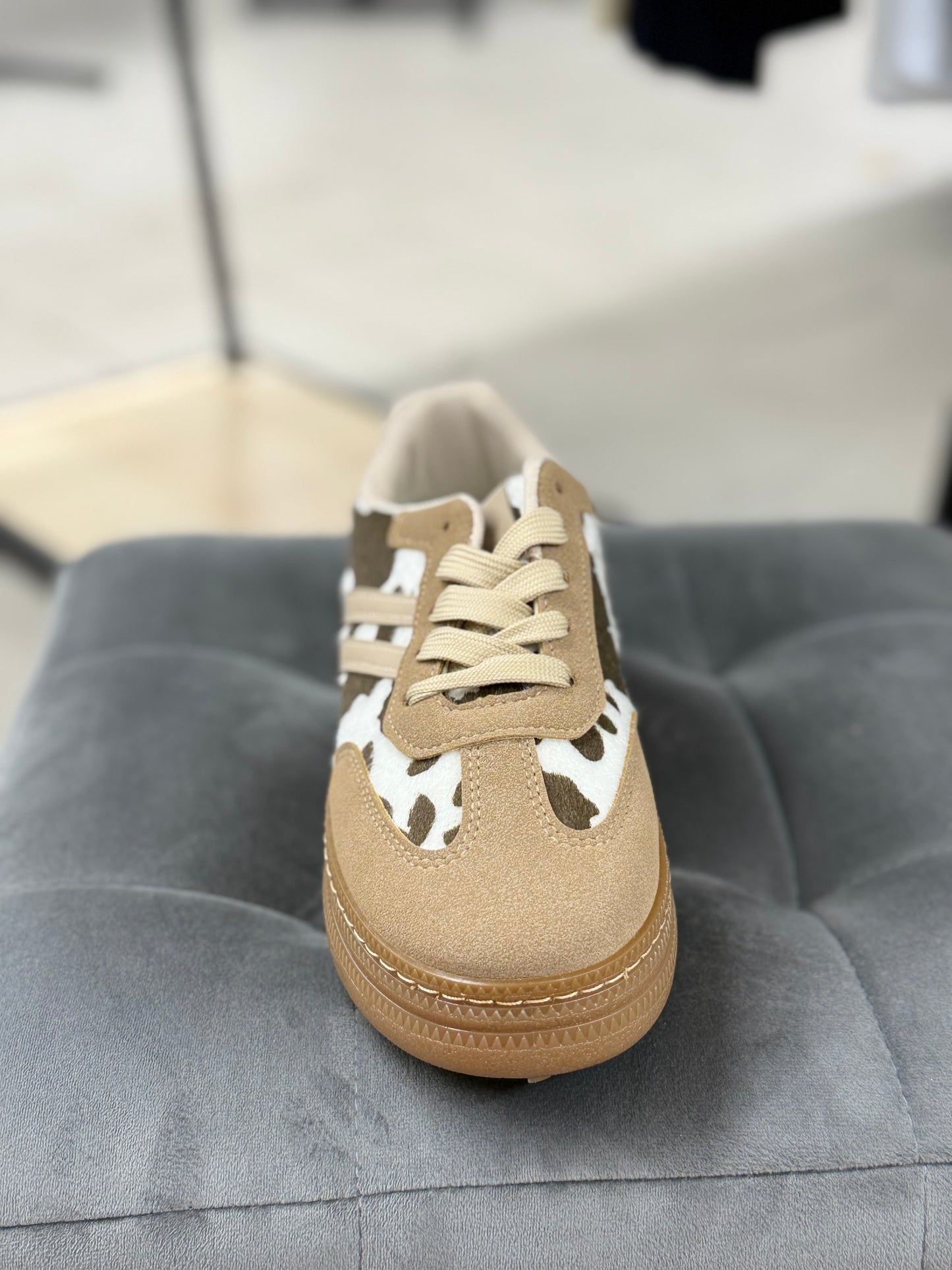 Sneakers con pelliccia maculata