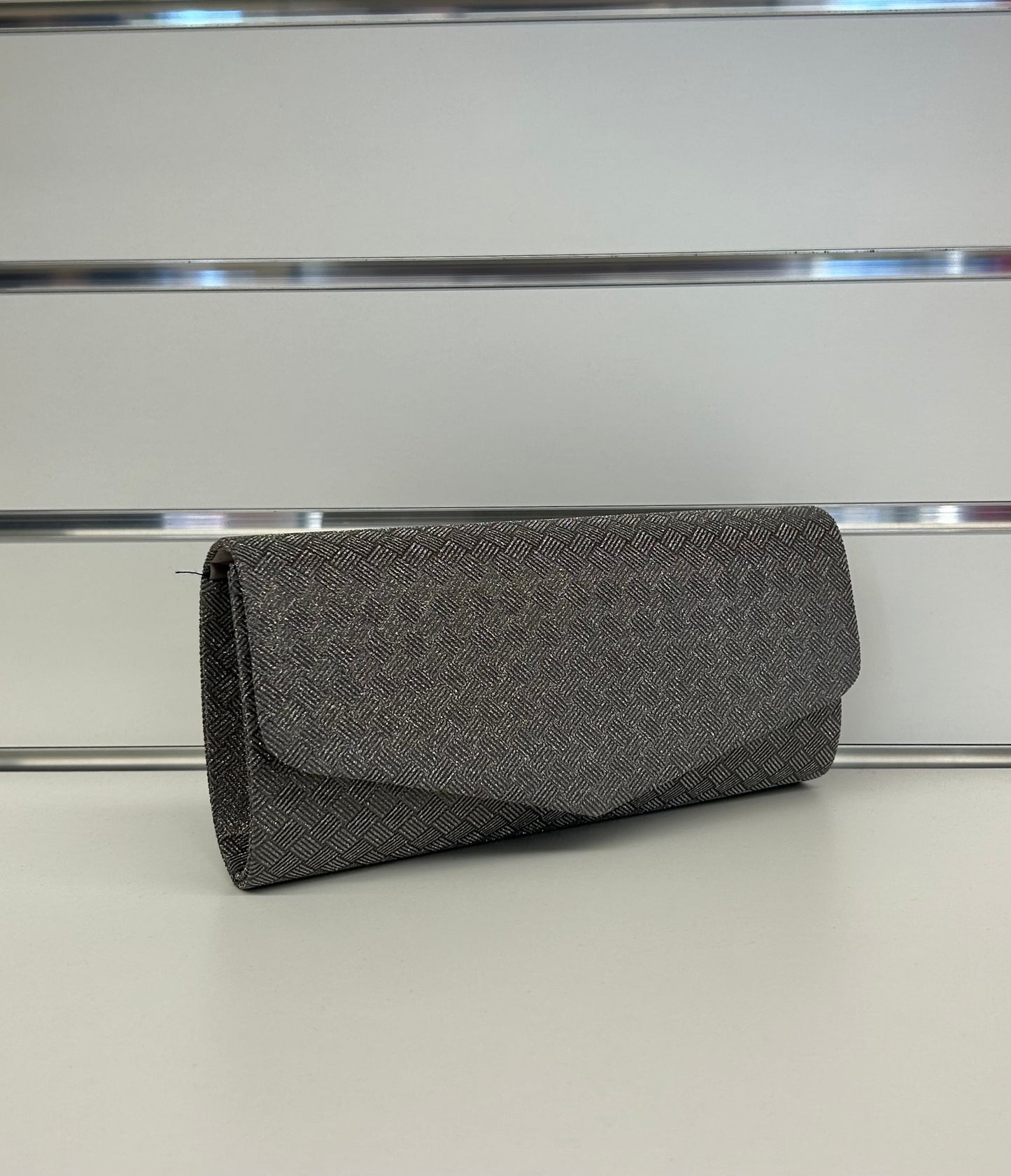 Pochette brillantanata con chiusura a bottone e tracolla FGD MODA