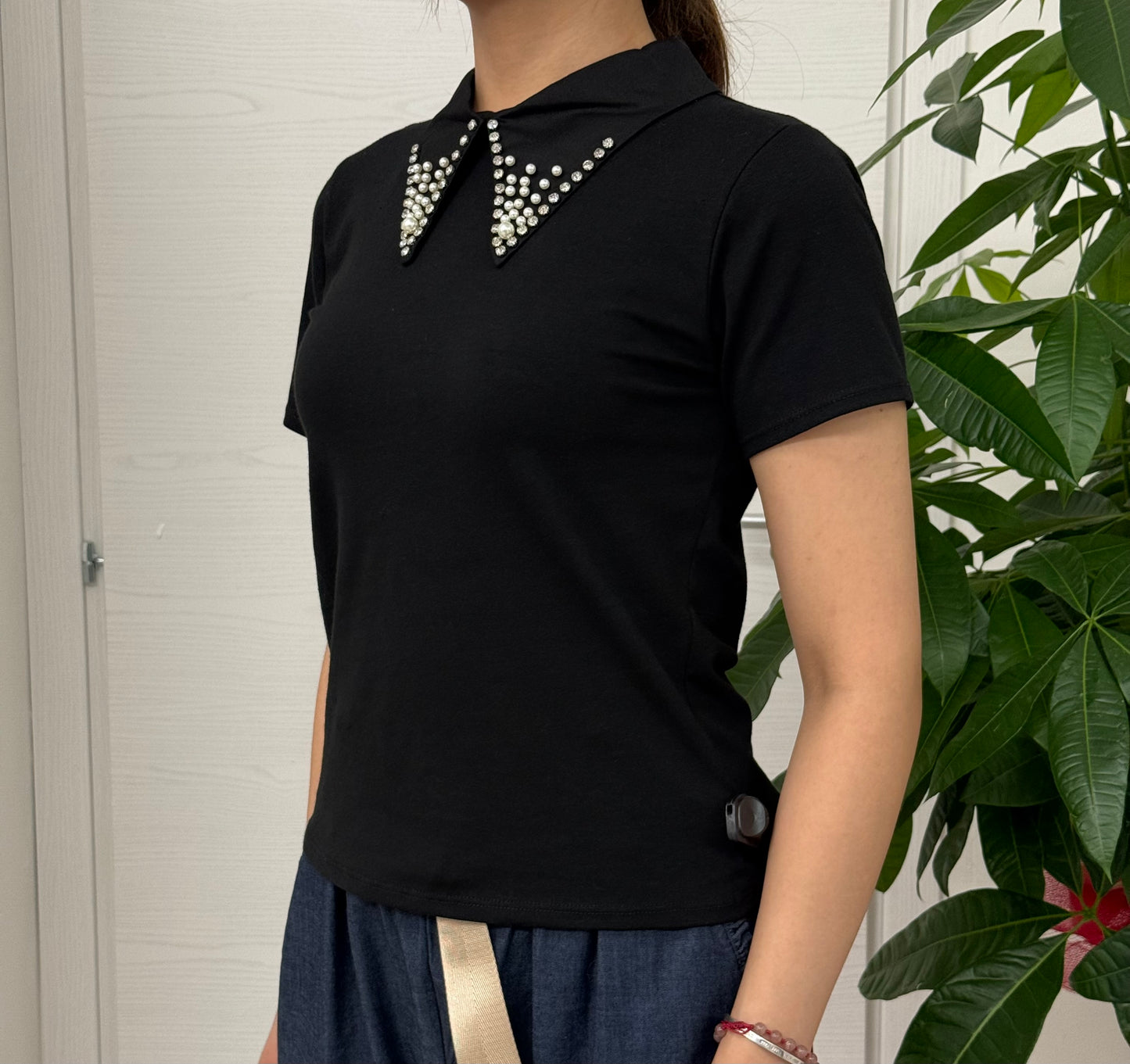 T-shirt con colletto perlato