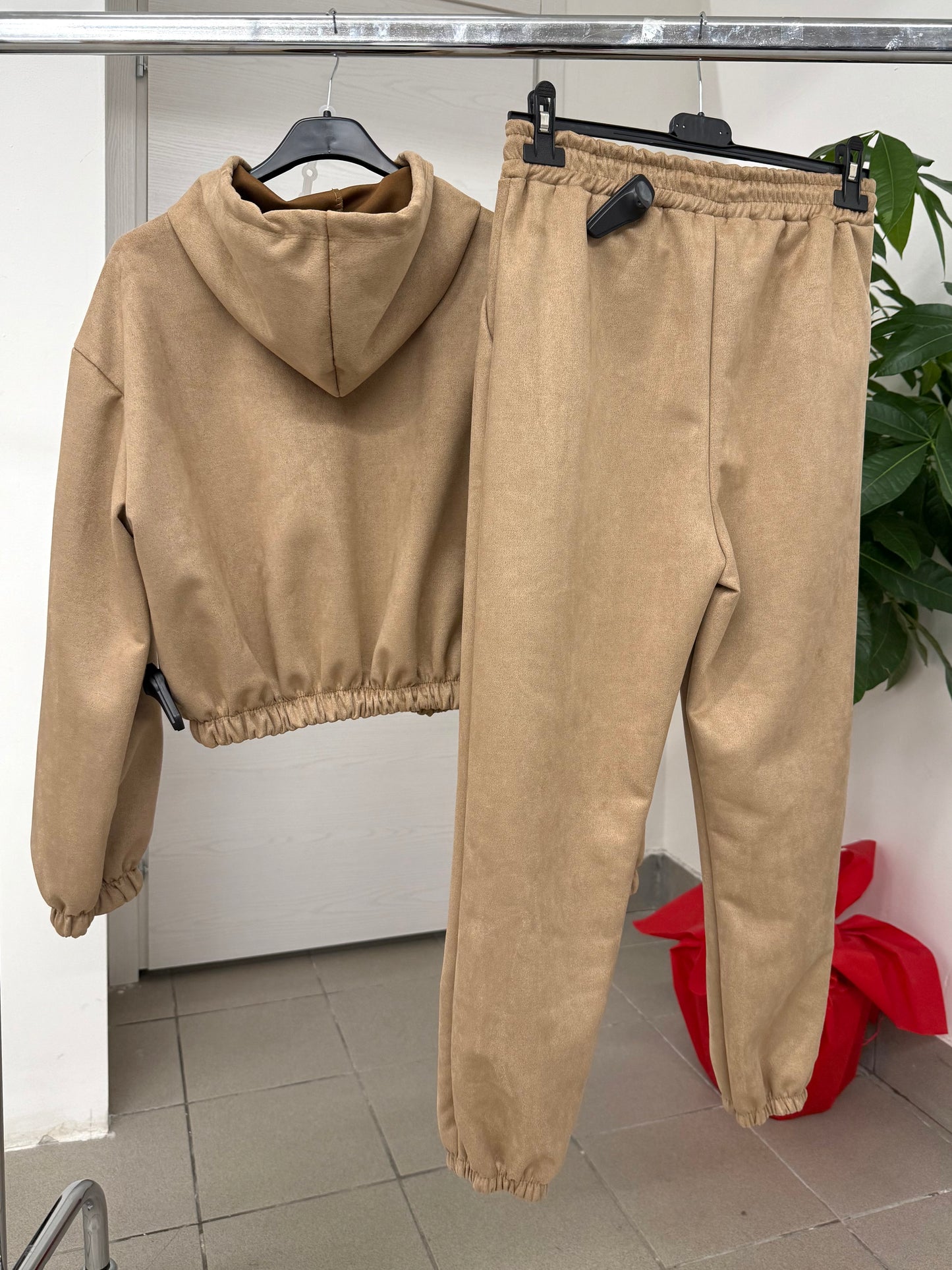 Set coordinato felpa e pantaloni in camoscio con polsini
