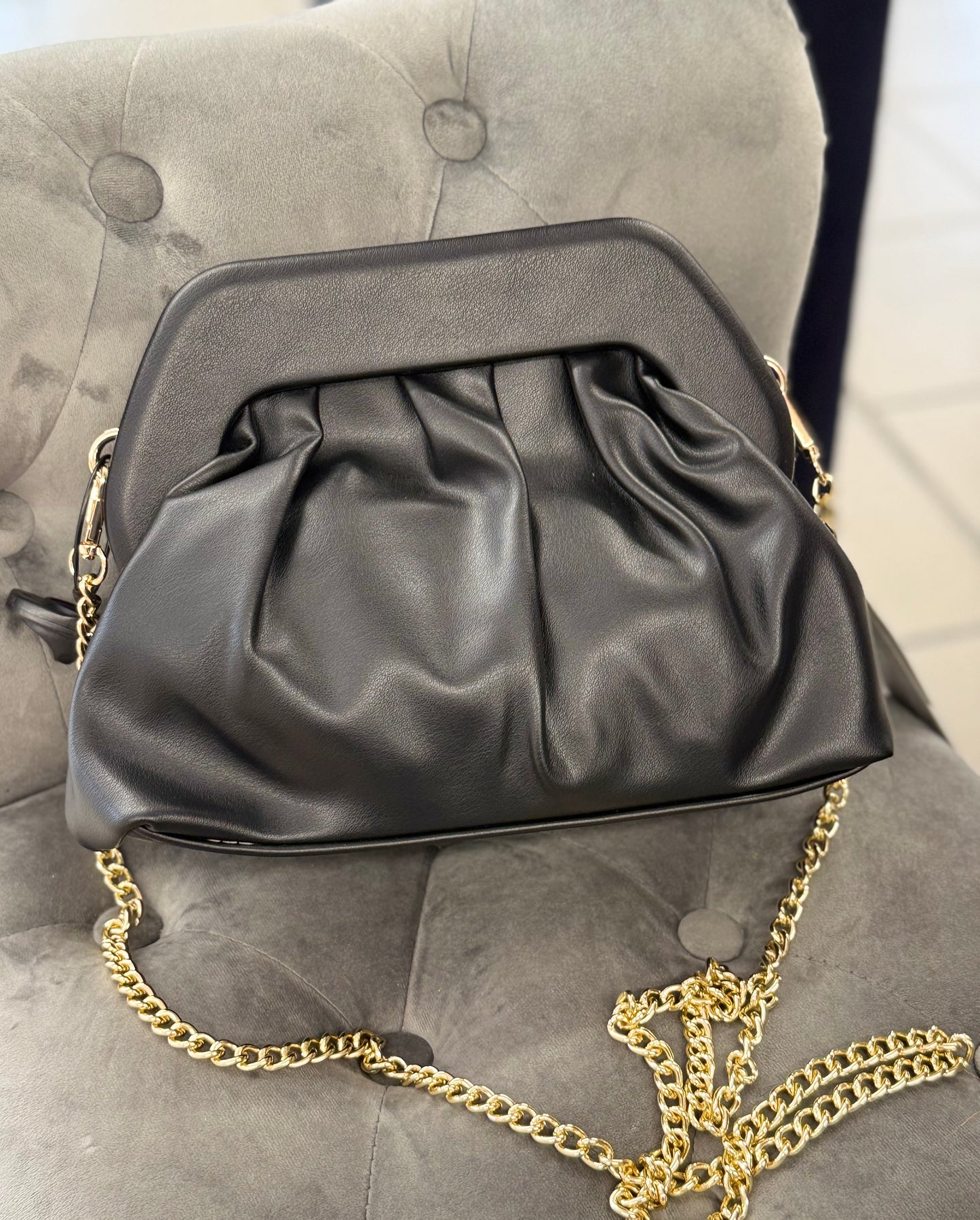 Borsa clutch con tracolla a catena