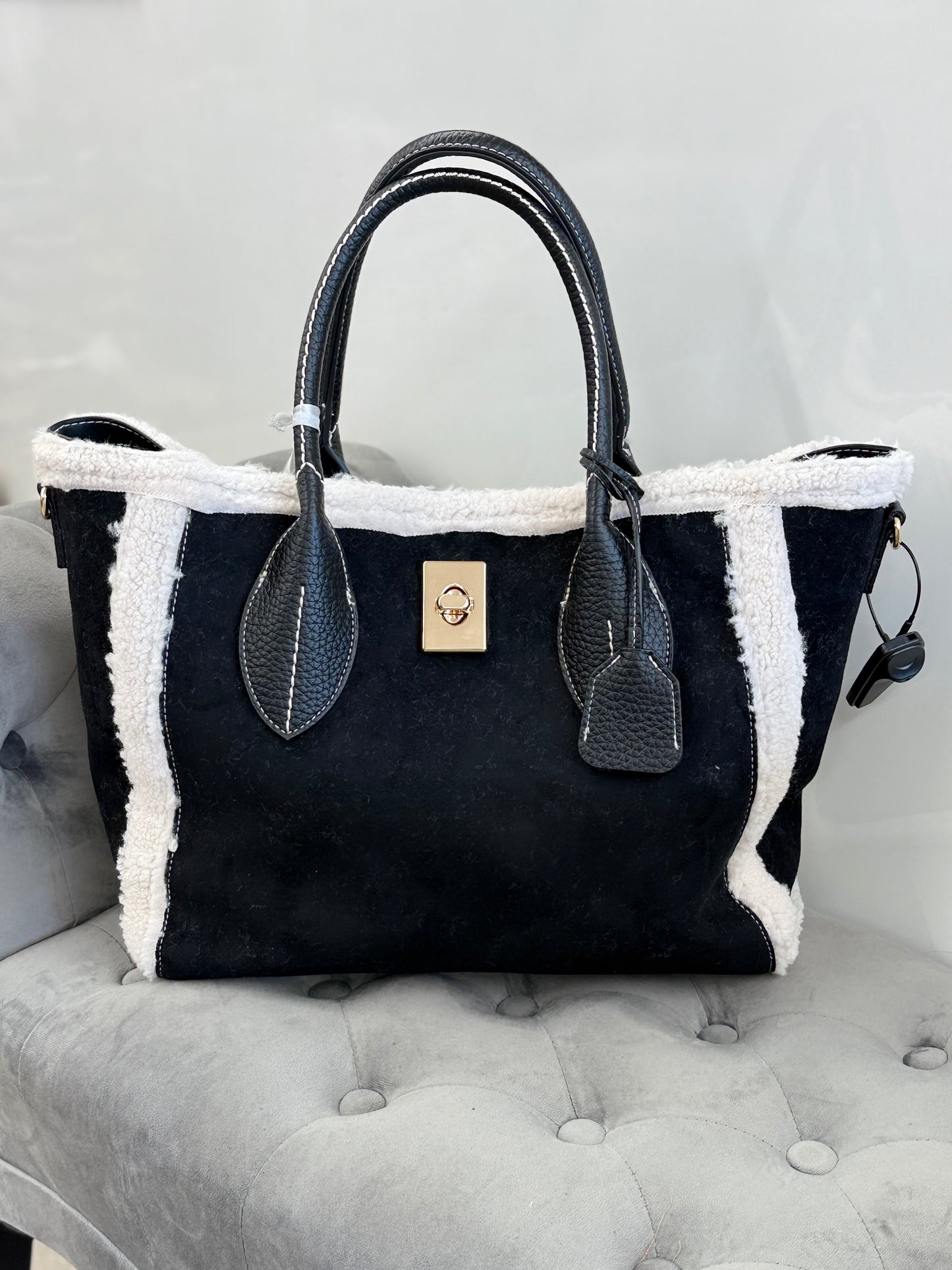 Borsa da spalla in camoscio con pelliccia con tracolla