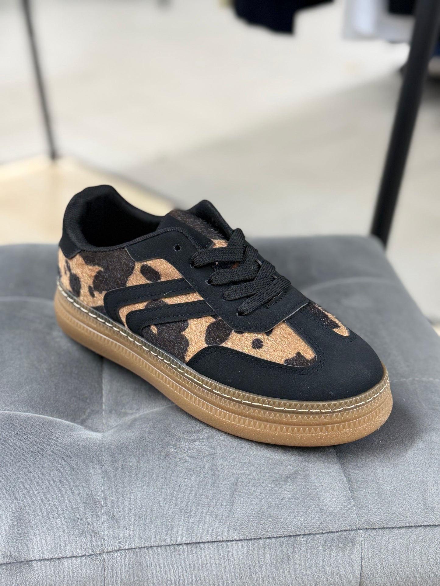 Sneakers con pelliccia maculata