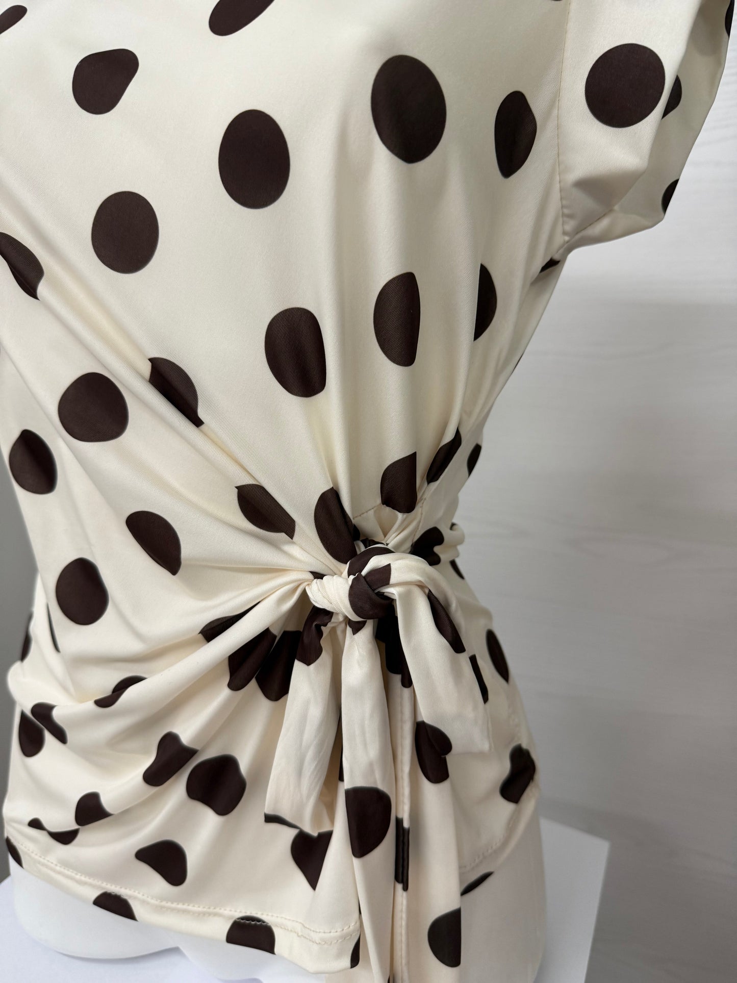 Maglietta a pois con fiocco laterale FGD MODA