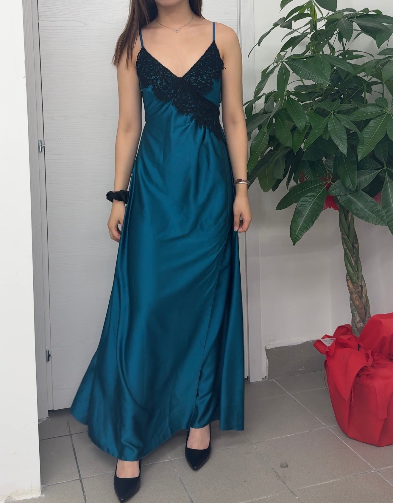Abito lungo con pizzo e spacco sulla gamba FGD MODA