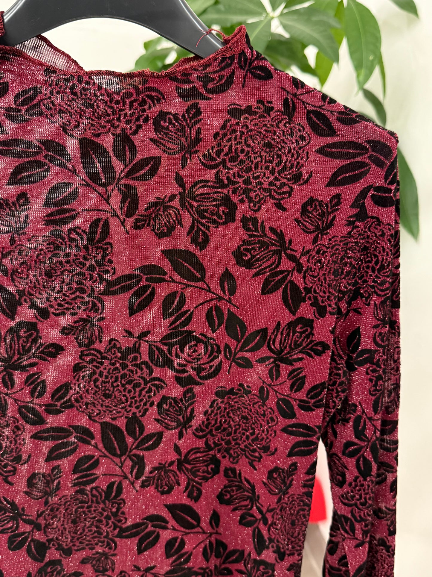 Maglietta semitrasparente brillantinata con ricami fiorati