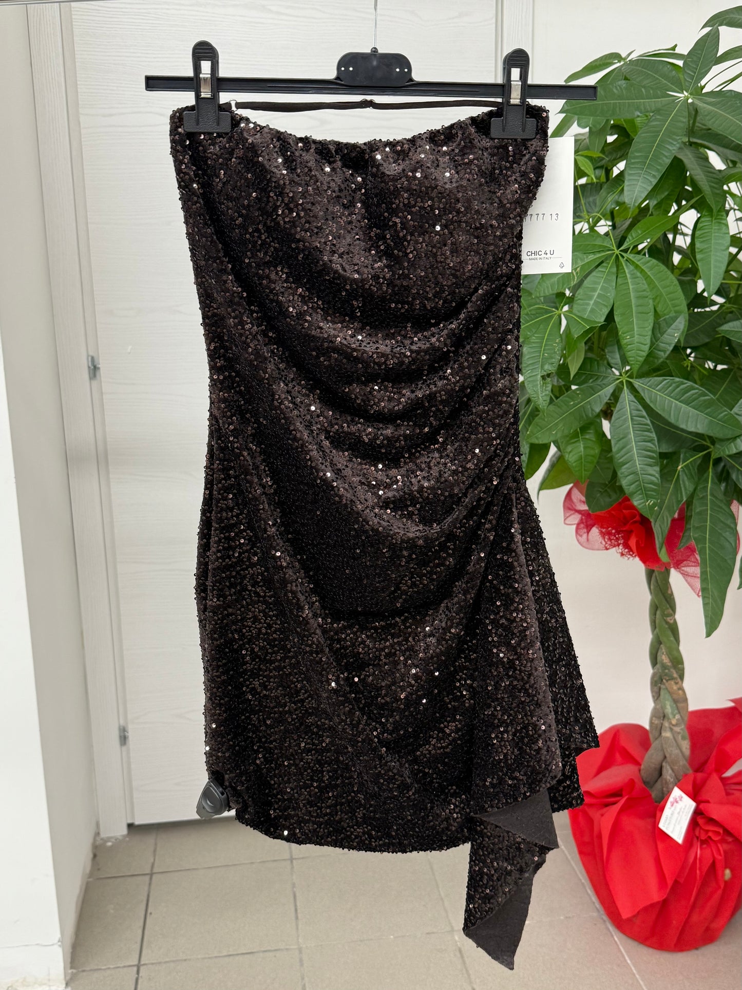 Abito corto a fascia con paillettes e rouche laterale