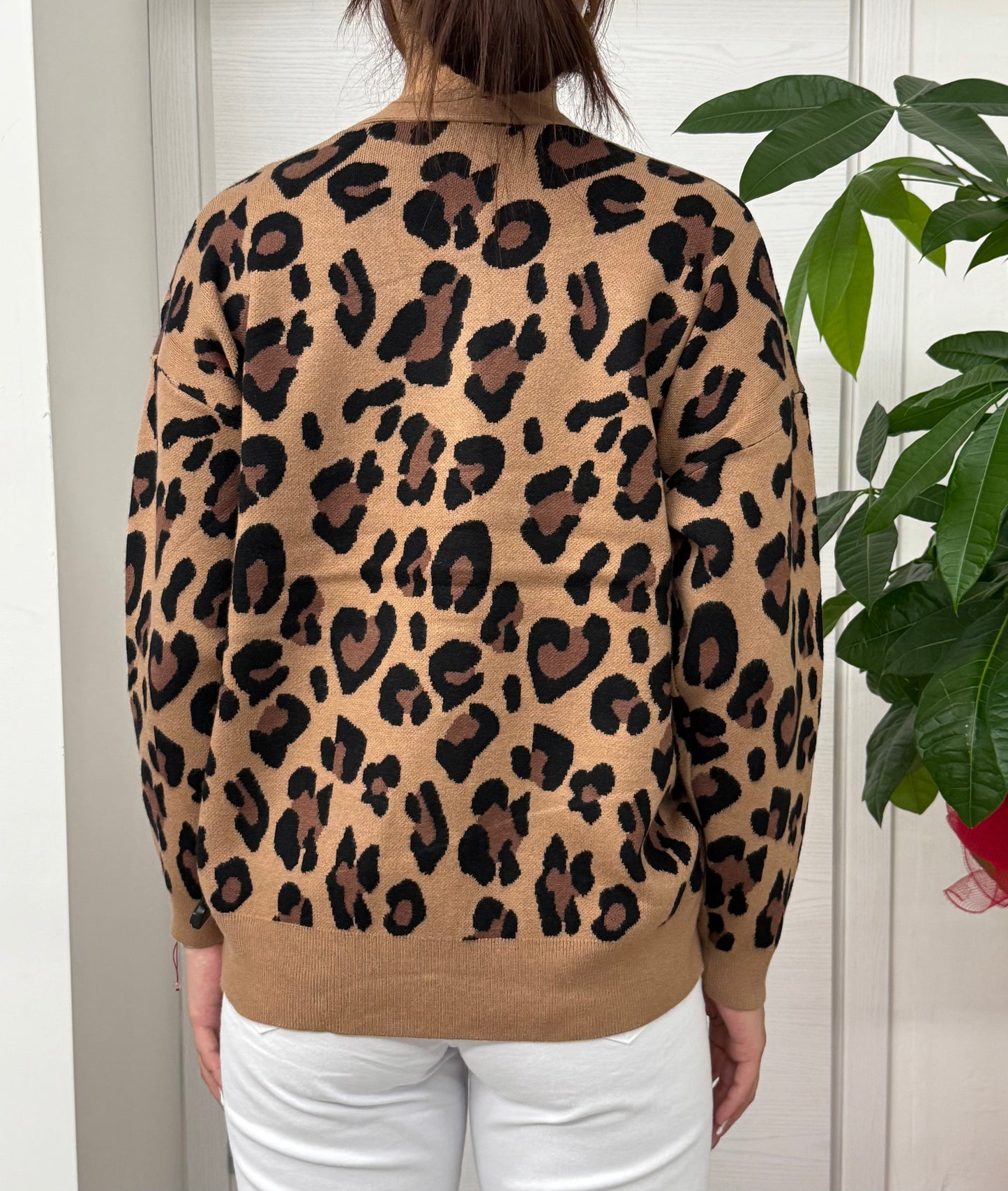Cardigan leopardato con bottoni