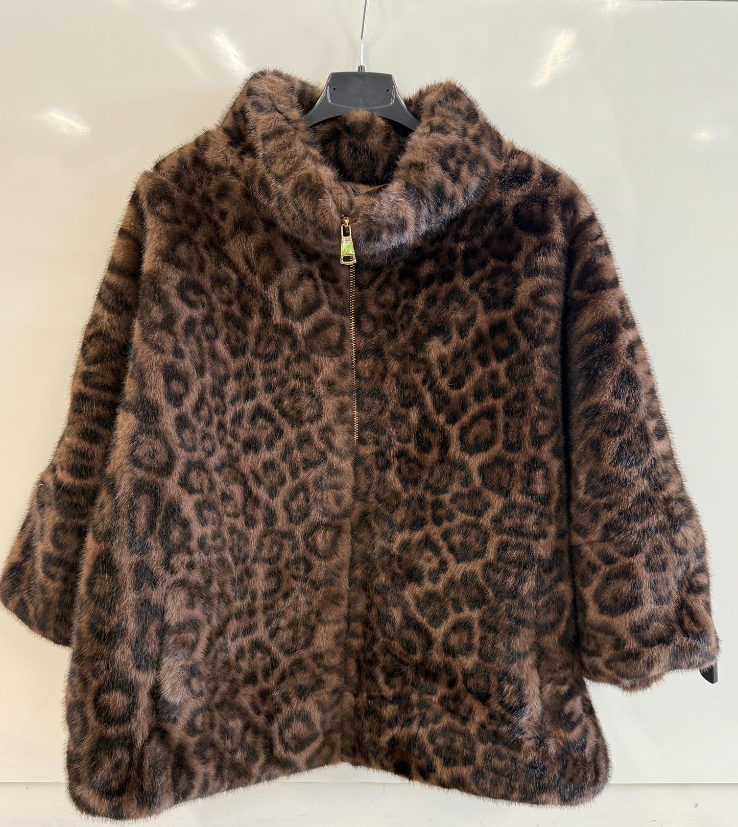Cappotto a pelliccia leopardato con maniche 3/4