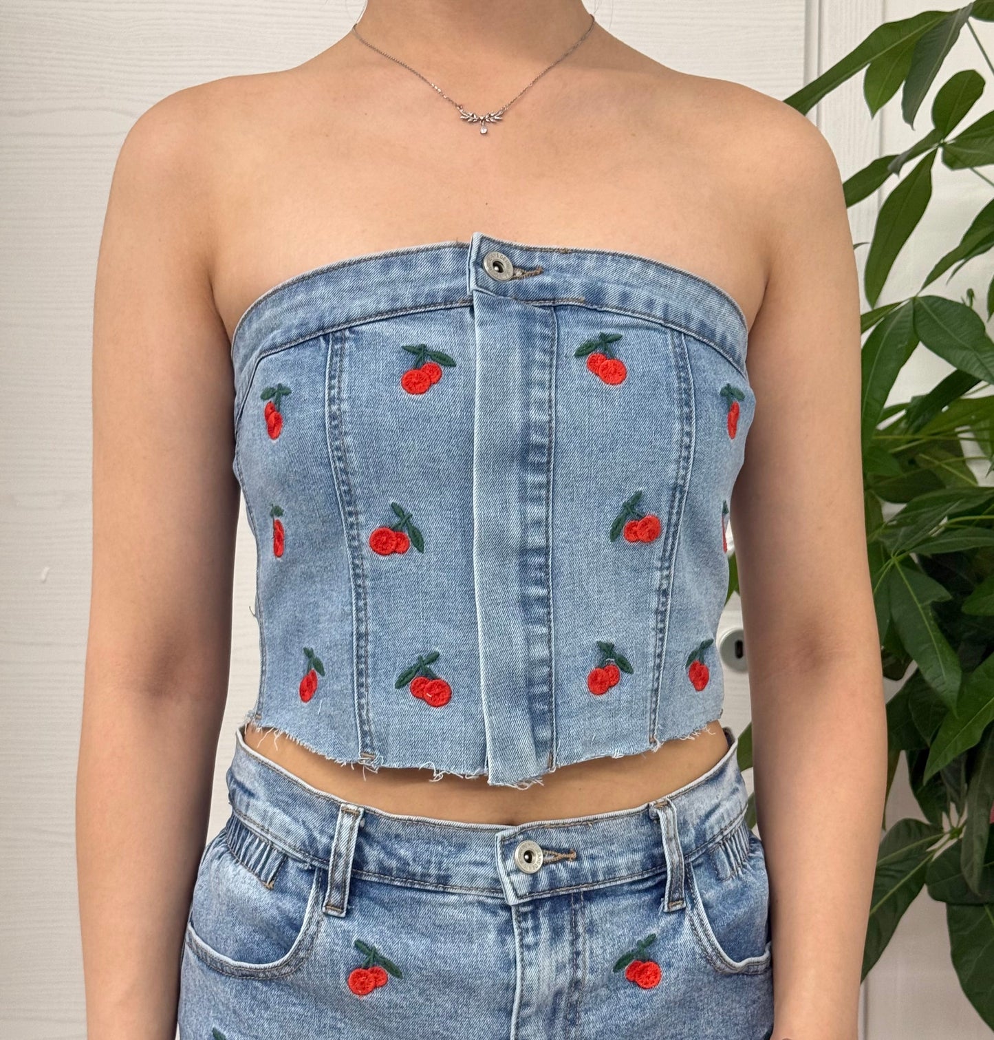 Top a fascia Denim con ciliegie FGD MODA