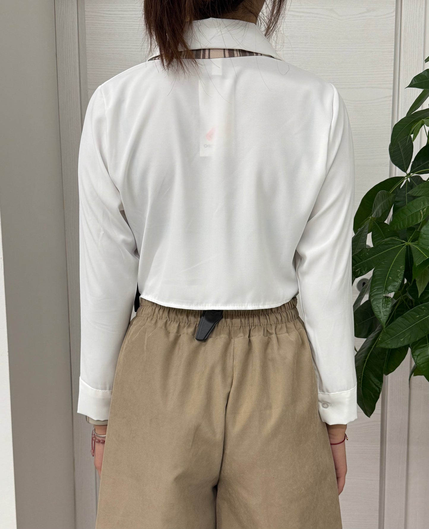 Camicia crop a maniche lunghe con cravatta FGD MODA