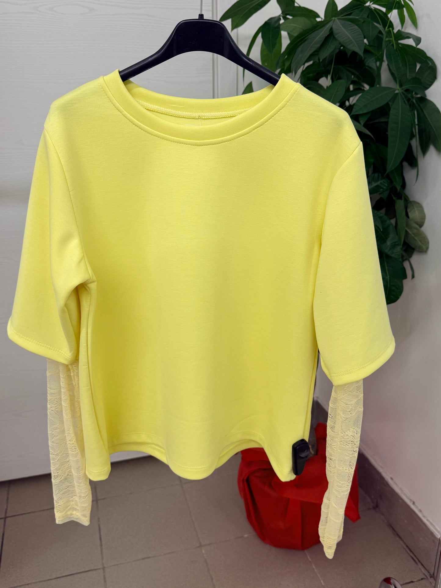 Maglietta tinta unita con maniche in pizzo FGD MODA