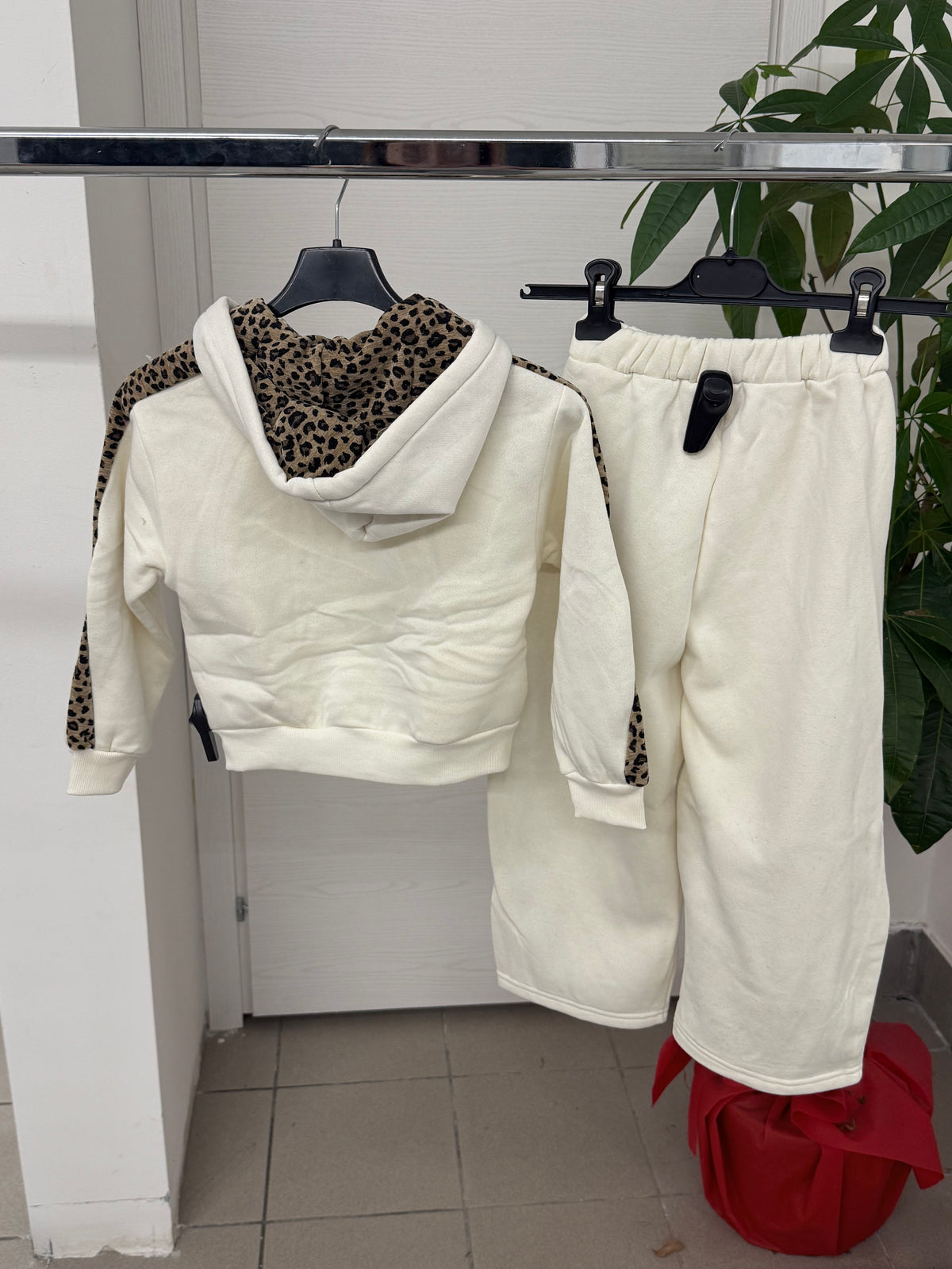 Set Coordinato Felpato Felpa E Pantaloni Balloon Con Strisce Laterali Leopardate FGD MODA