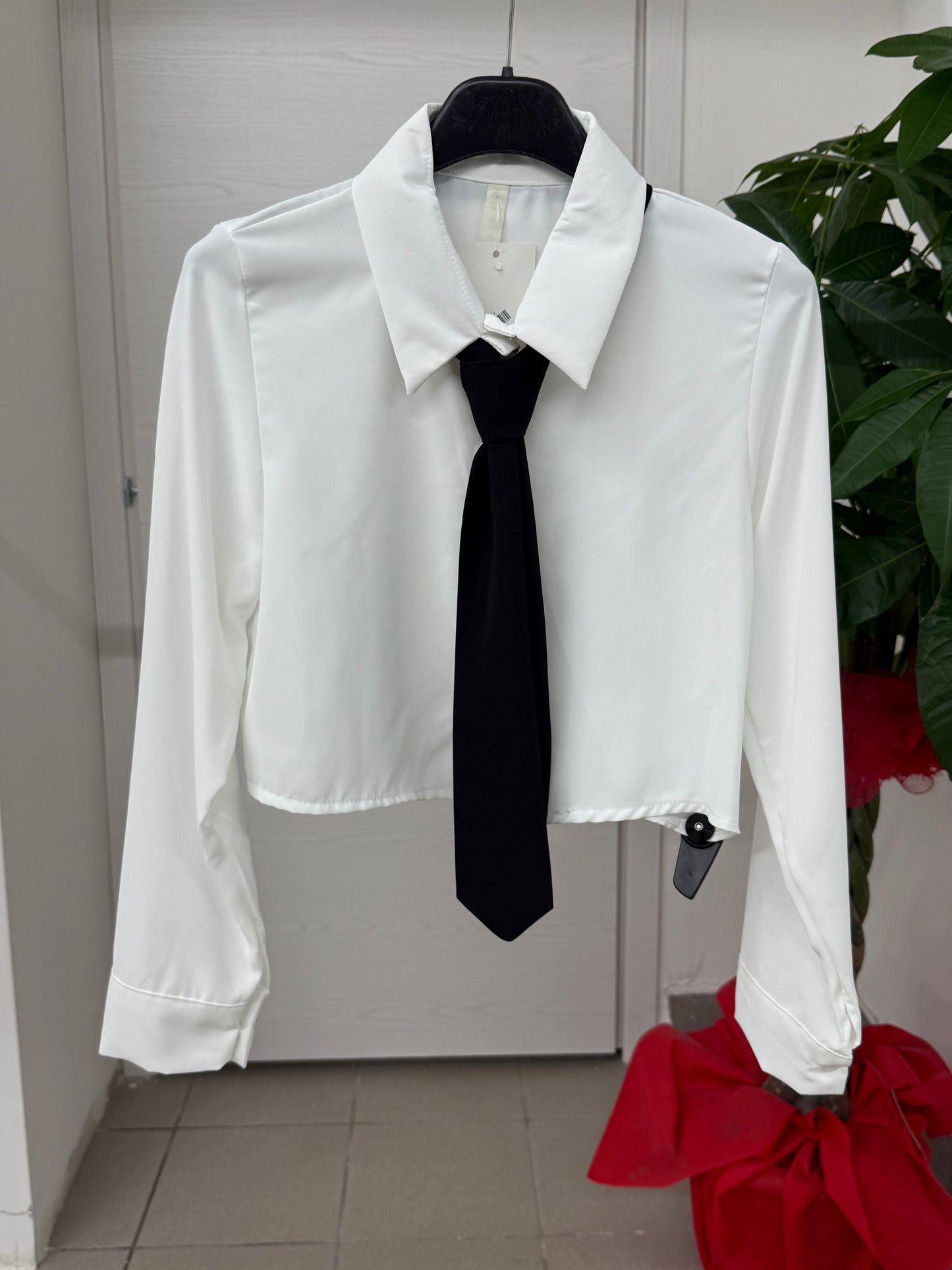 Camicia crop con cravatta tinta unita FGD MODA