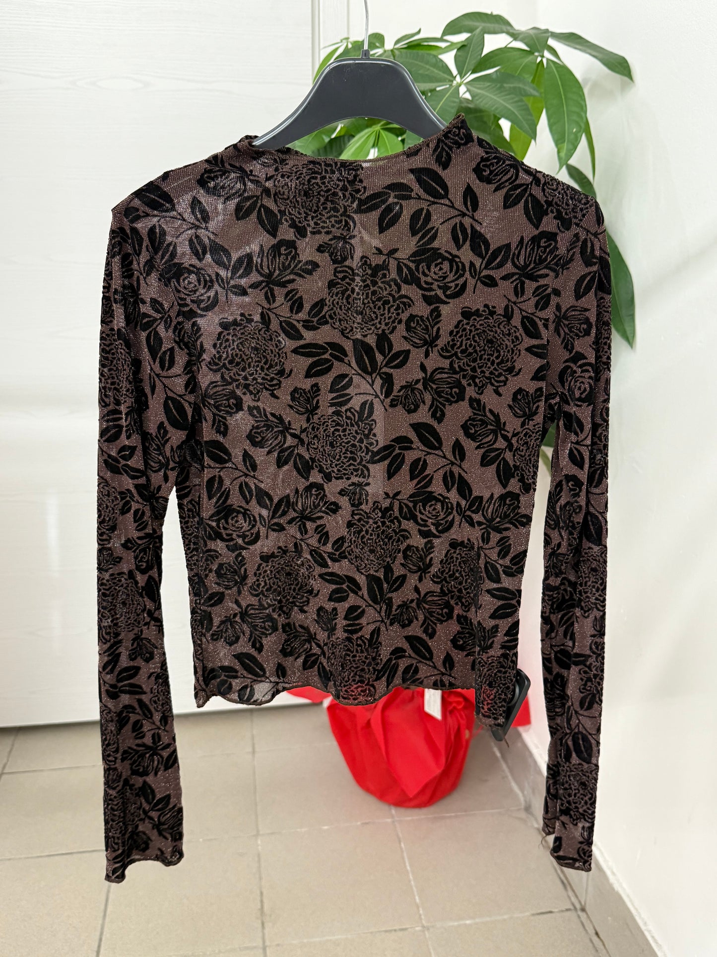 Maglietta semitrasparente brillantinata con ricami fiorati