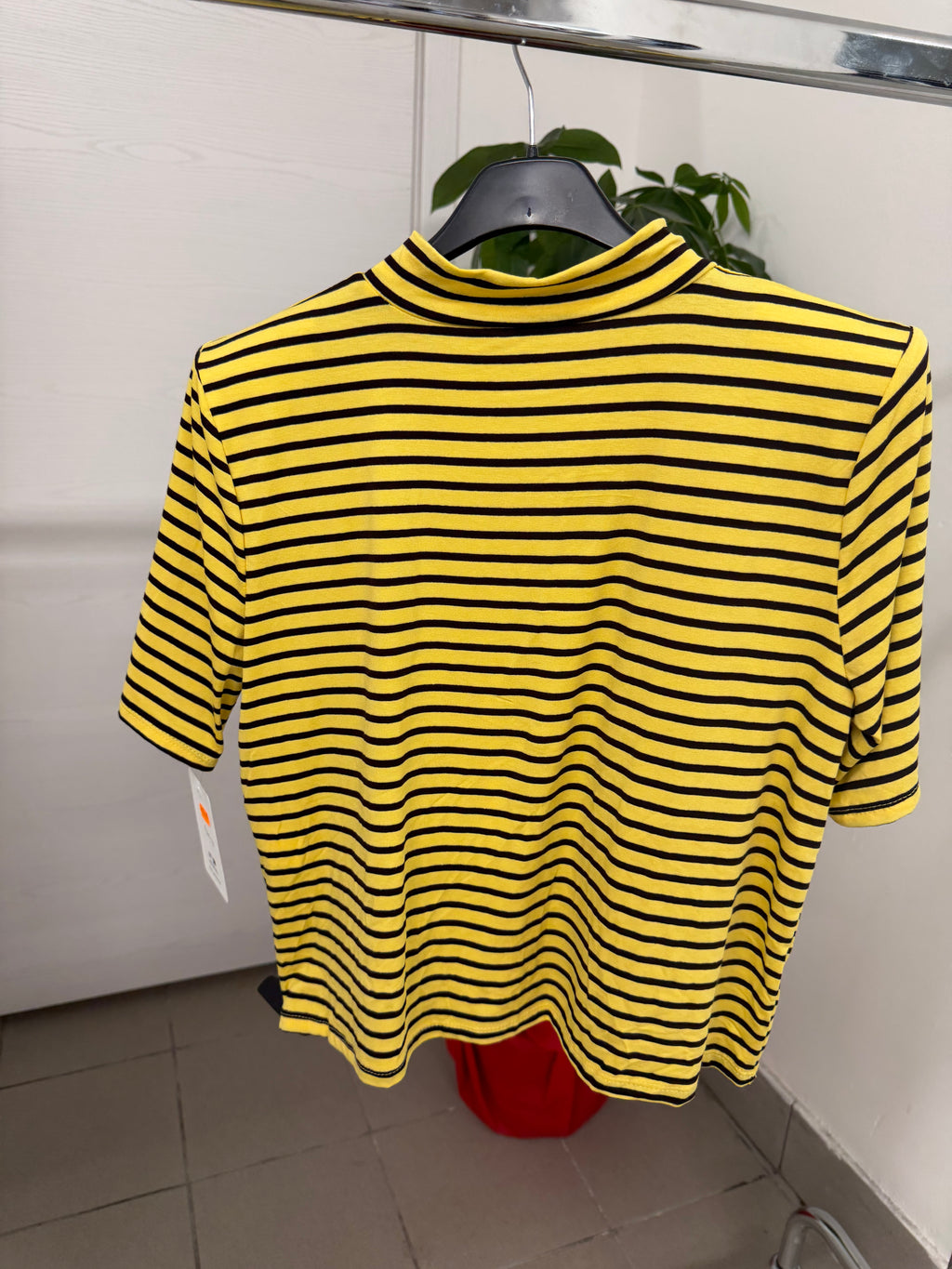 T-shirt a righe con spalline imbottite FGD MODA
