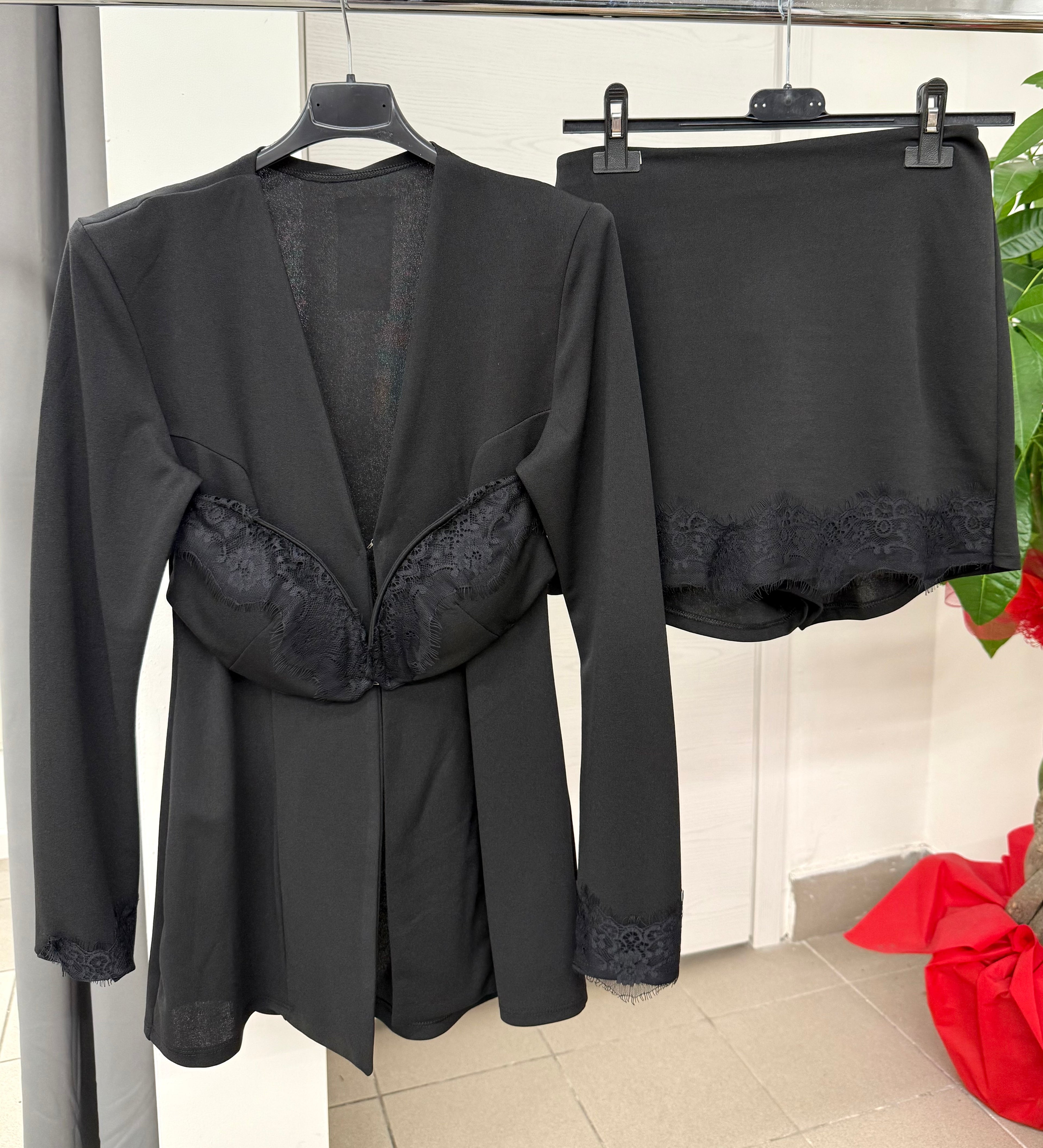 Set coordinato Blazer e Gonna pantaloncini con dettagli in pizzo FGD MODA